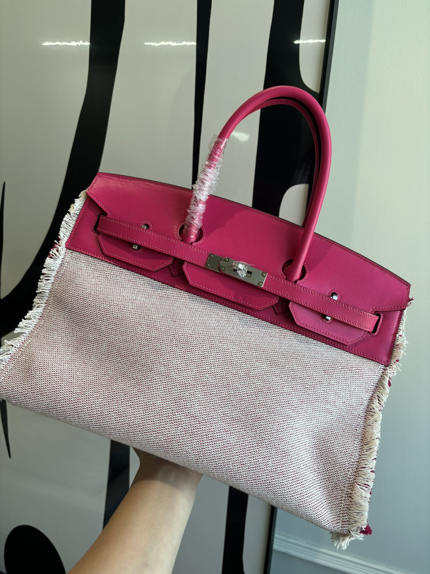 NO:700020,Birkin 35Fray really has a sense of relaxation. The design is inspired by the fringed edges of jeans. The fabric has an unlined structure, which is why it is so light. Coupled with the delicate and high-end Swift leather, it really hit me!  !  !  Raspberry pink spot,Hermes,hermes,stuart weitzman,jeans,Hermes,19860909Birkin 35Fray 真的是自带松弛感 设计灵感来自牛仔裤的流苏须边,面料无衬里结构,这就是它为什么那么轻便的原因 加上配上Swift皮的细腻 高级 真真戳中我的！！！ 覆盆子粉色 现货,爱马仕,hermes,stuart weitzman,jeans,Hermes,,Bag