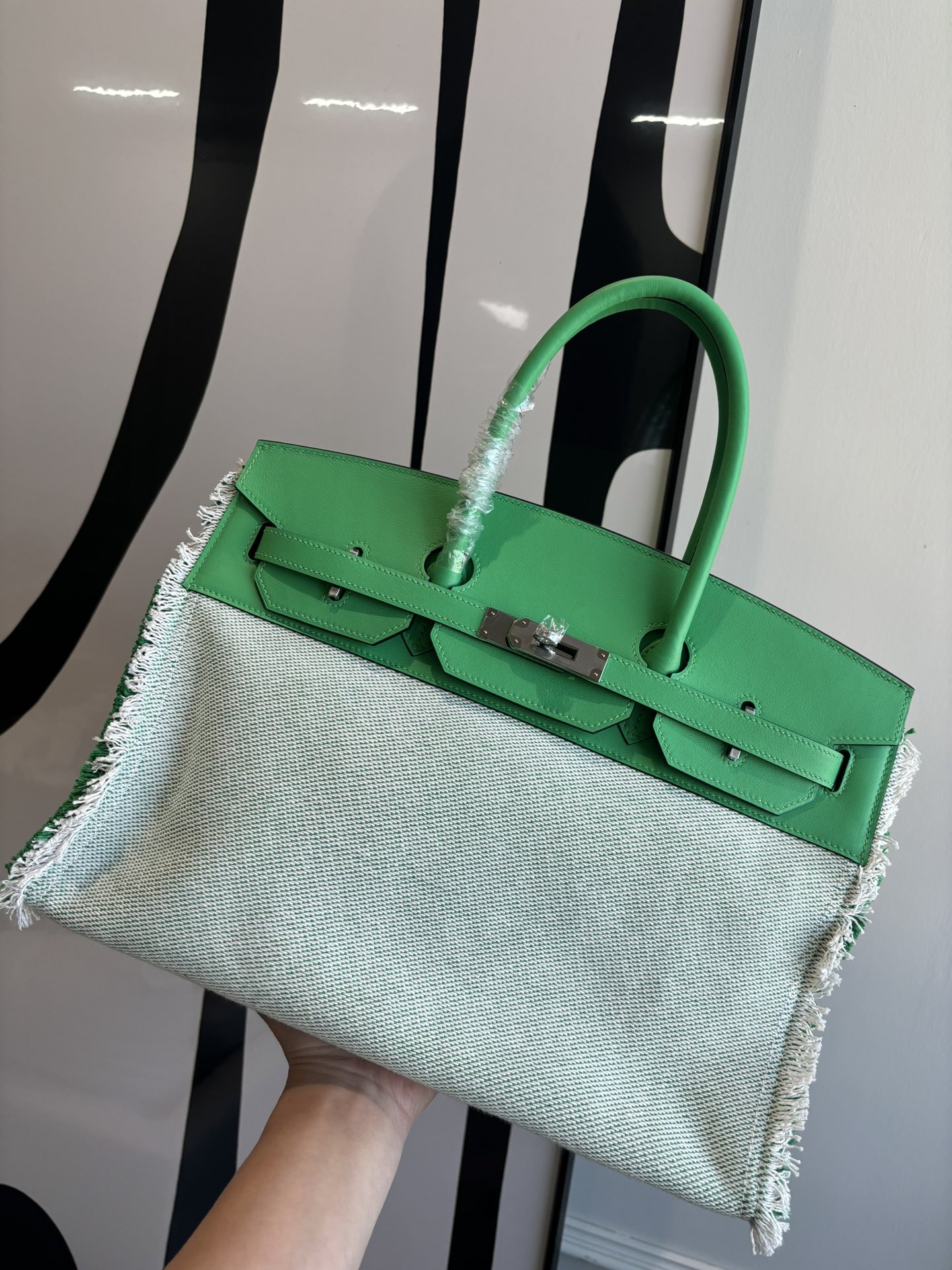 NO:699992,Birkin 35Fray really has a sense of relaxation. The design is inspired by the fringed edges of jeans. The fabric has an unlined structure, which is why it is so light. Coupled with the delicate and high-end Swift leather, it really hit me!  !  !  Mint green spot,Hermes,hermes,stuart weitzman,jeans,Hermes,19860909Birkin 35Fray 真的是自带松弛感 设计灵感来自牛仔裤的流苏须边,面料无衬里结构,这就是它为什么那么轻便的原因 加上配上Swift皮的细腻 高级 真真戳中我的！！！ 薄荷绿 现货,爱马仕,hermes,stuart weitzman,jeans,Hermes,,Bag