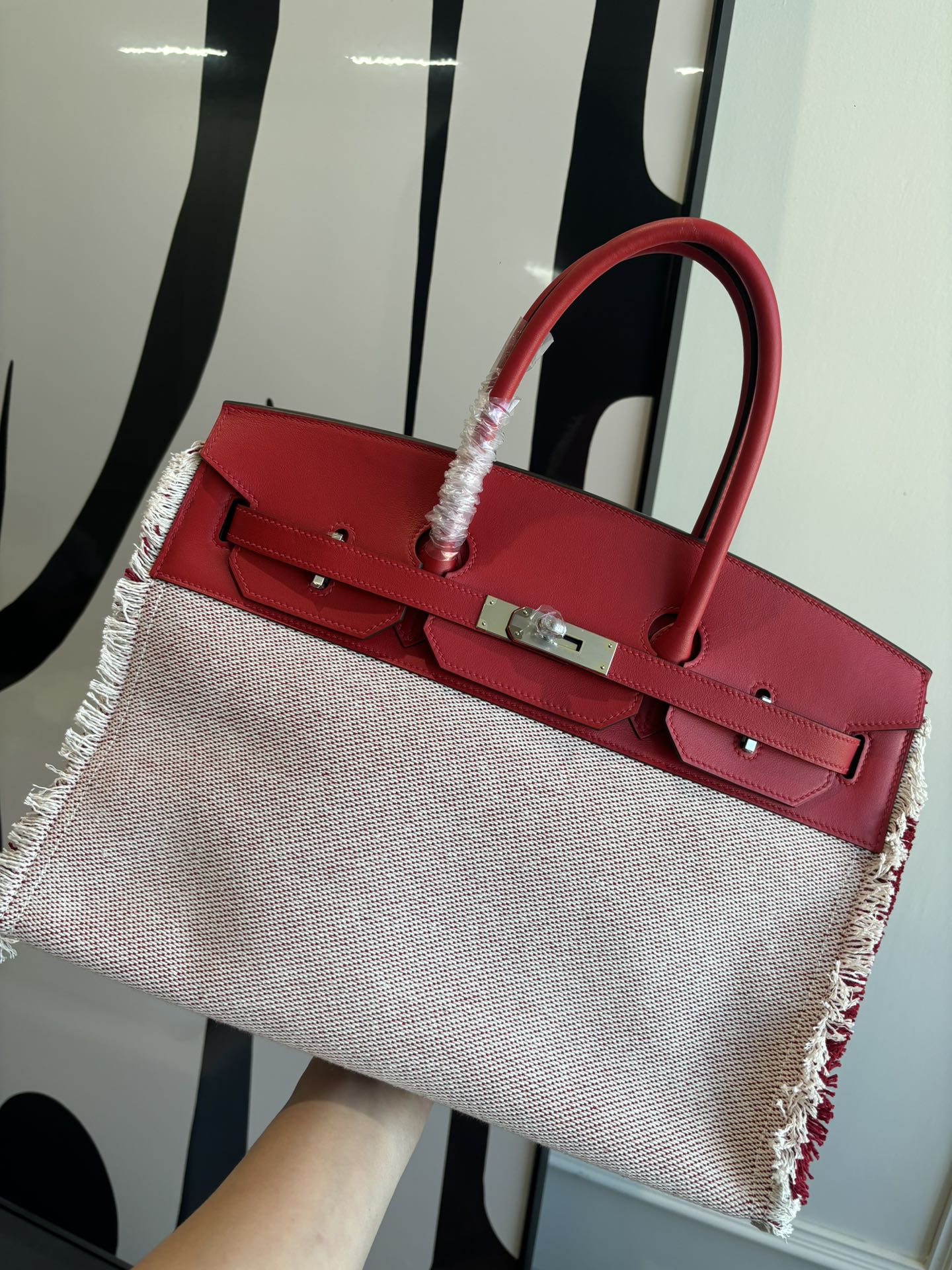 NO:699995,Birkin 35Fray really has a sense of relaxation. The design is inspired by the fringed edges of jeans. The fabric has an unlined structure, which is why it is so light. Coupled with the delicate and high-end Swift leather, it really hit me!  !  !  Chinese red spot,Hermes,hermes,stuart weitzman,jeans,Hermes,19860909Birkin 35Fray 真的是自带松弛感 设计灵感来自牛仔裤的流苏须边,面料无衬里结构,这就是它为什么那么轻便的原因 加上配上Swift皮的细腻 高级 真真戳中我的！！！ 中国红 现货,爱马仕,hermes,stuart weitzman,jeans,Hermes,,Bag