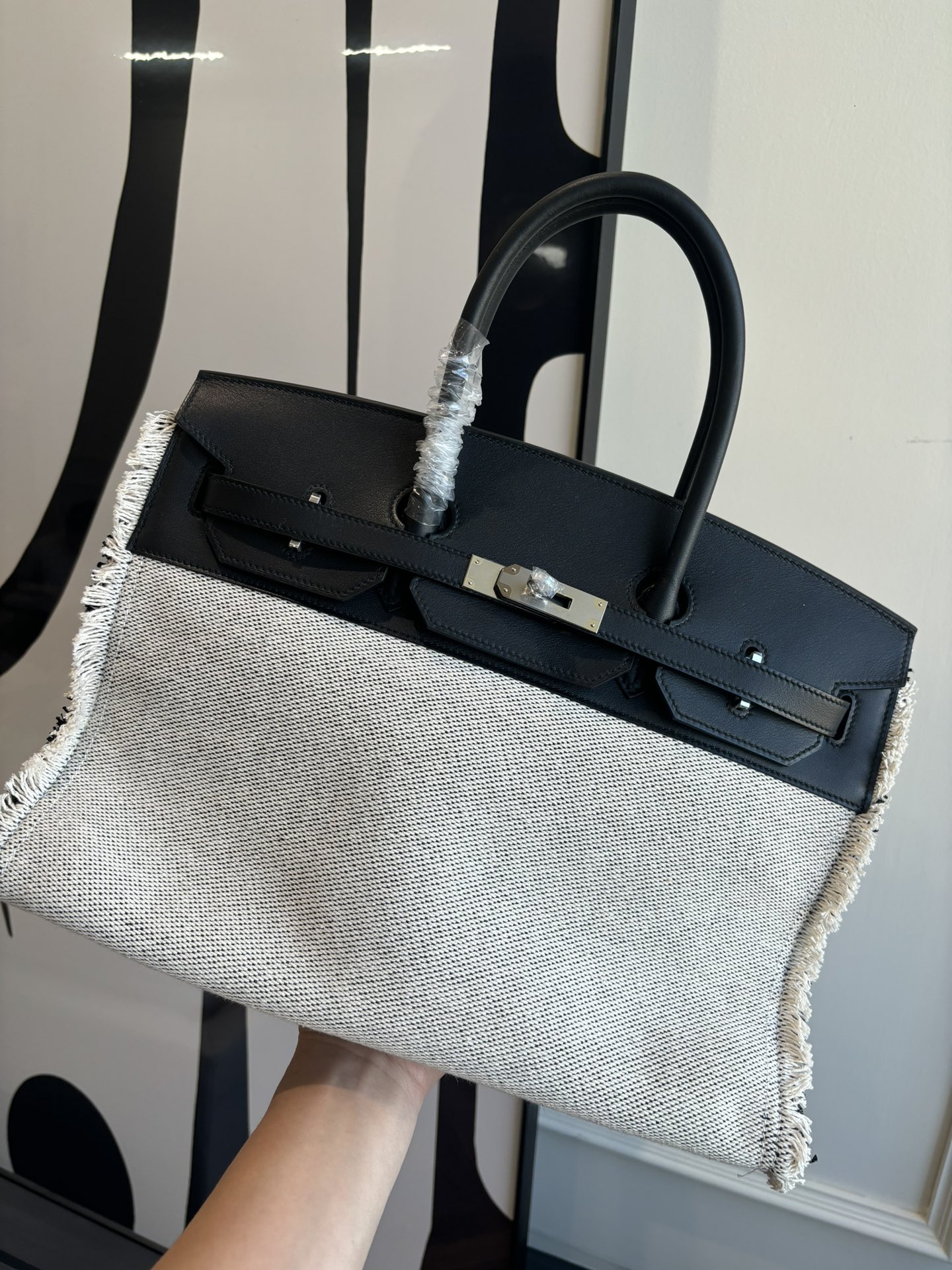 NO:699998,Birkin 35Fray really has a sense of relaxation. The design is inspired by the fringed edges of jeans. The fabric has an unlined structure, which is why it is so light. Coupled with the delicate and high-end Swift leather, it really hit me!  !  !  Black spot,Hermes,hermes,stuart weitzman,jeans,Hermes,19860909Birkin 35Fray 真的是自带松弛感 设计灵感来自牛仔裤的流苏须边,面料无衬里结构,这就是它为什么那么轻便的原因 加上配上Swift皮的细腻 高级 真真戳中我的！！！ 黑色 现货,爱马仕,hermes,stuart weitzman,jeans,Hermes,,Bag