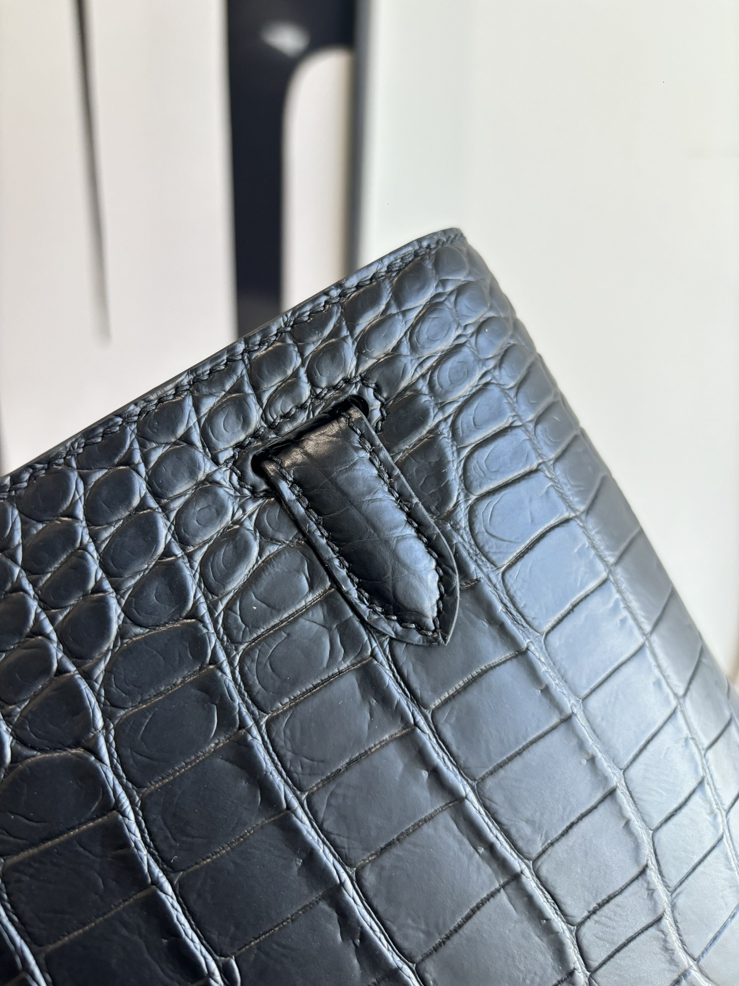 Kelly Depeches 25手包 鳄鱼皮（附加肩带）可斜背 可手提或腕挎 日常需求 商务/休闲无缝切换 
- 中央 ipad mini隔层 全钢五金 半手工蜡线缝制 