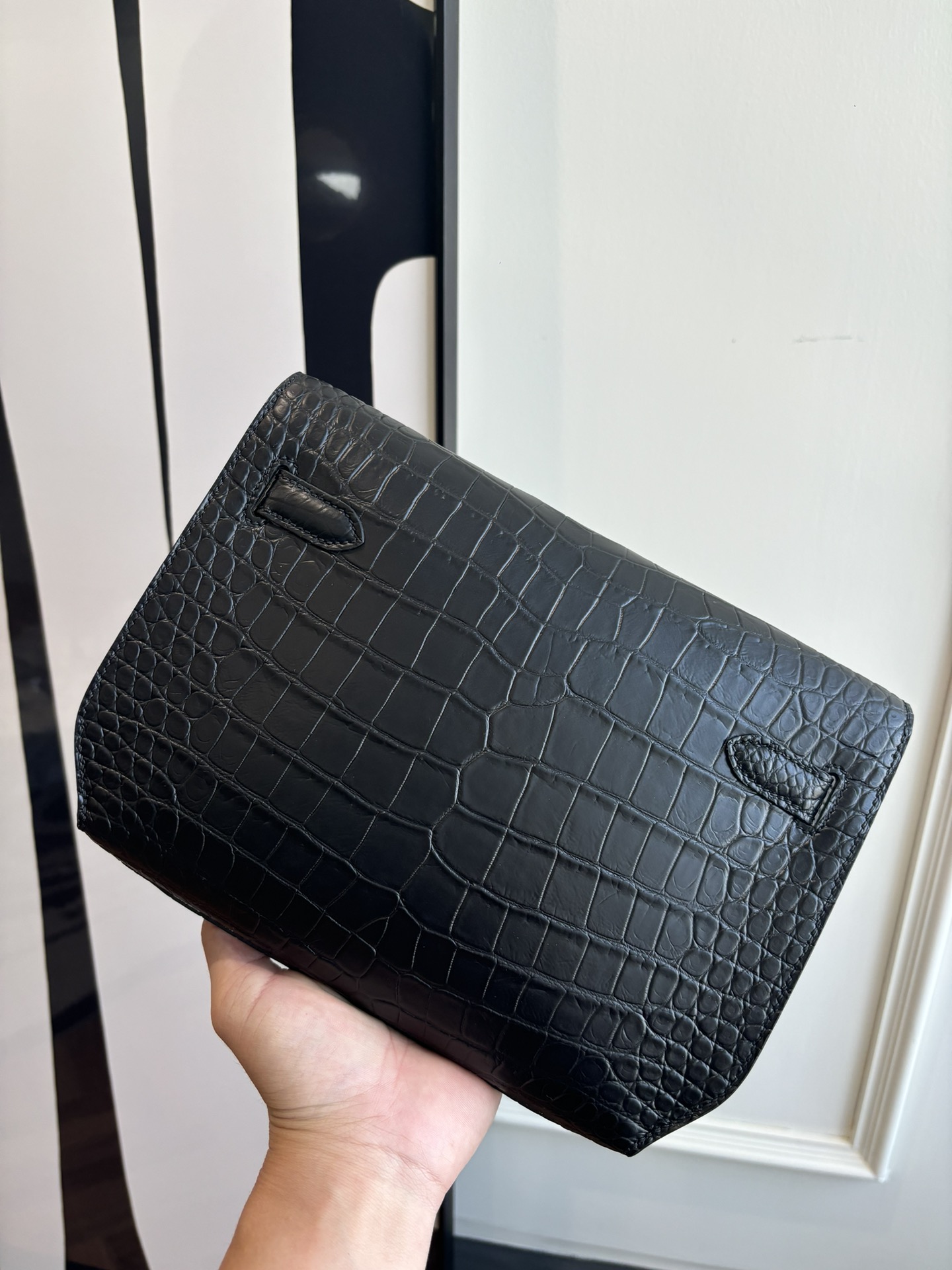 Kelly Depeches 25手包 鳄鱼皮（附加肩带）可斜背 可手提或腕挎 日常需求 商务/休闲无缝切换 
- 中央 ipad mini隔层 全钢五金 半手工蜡线缝制 