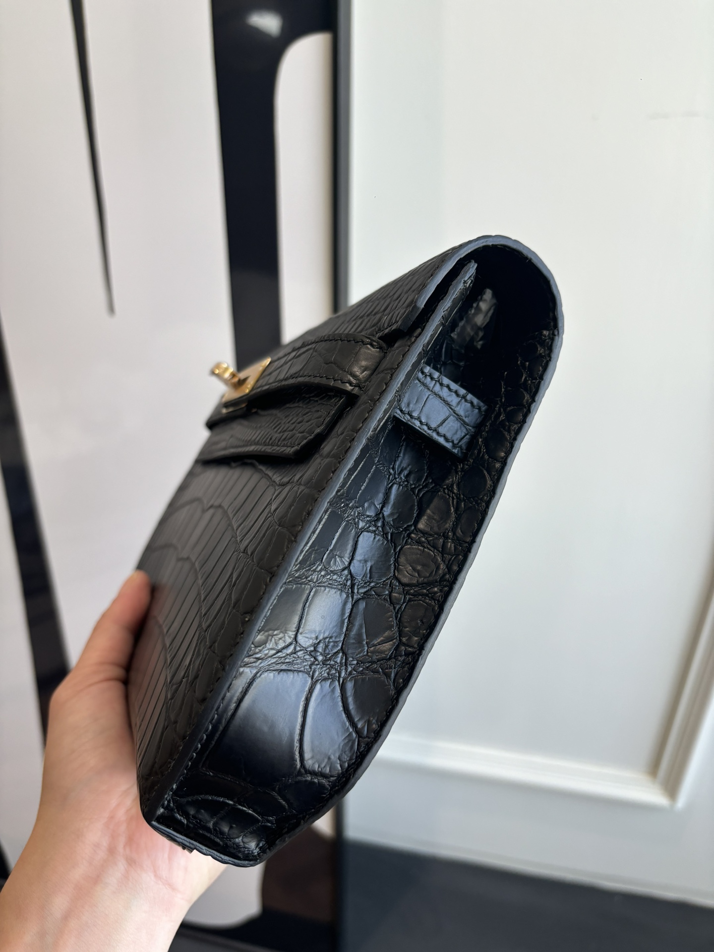 Kelly Depeches 25手包 鳄鱼皮（附加肩带）可斜背 可手提或腕挎 日常需求 商务/休闲无缝切换 
- 中央 ipad mini隔层 全钢五金 半手工蜡线缝制 