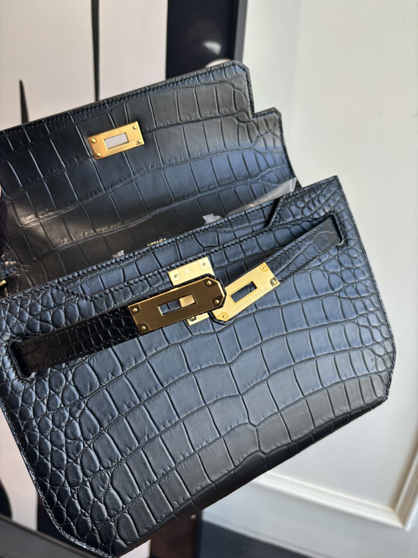 Kelly Depeches 25手包 鳄鱼皮（附加肩带）可斜背 可手提或腕挎 日常需求 商务/休闲无缝切换 
- 中央 ipad mini隔层 全钢五金 半手工蜡线缝制 