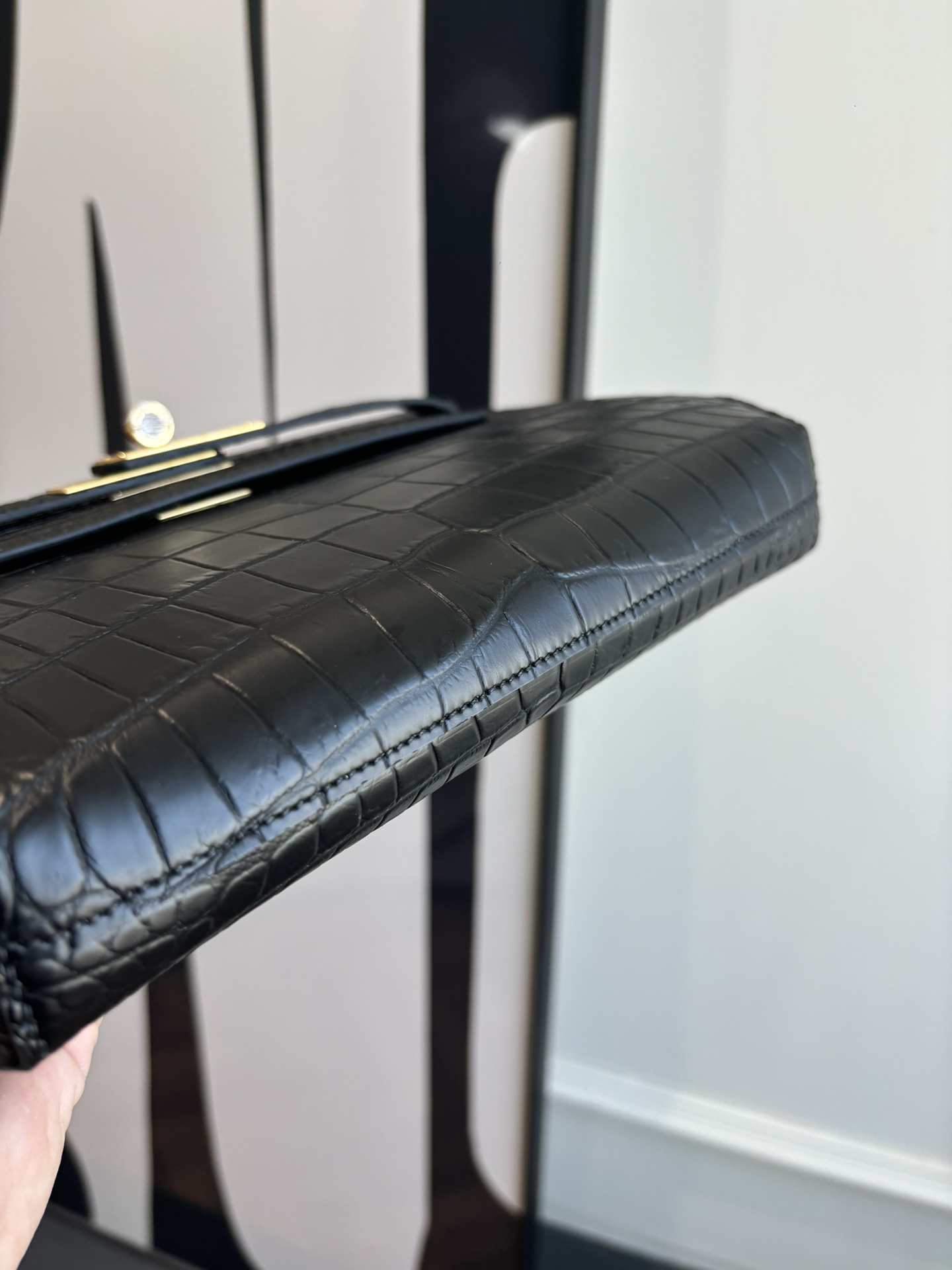 Kelly Depeches 25手包 鳄鱼皮（附加肩带）可斜背 可手提或腕挎 日常需求 商务/休闲无缝切换 
- 中央 ipad mini隔层 全钢五金 半手工蜡线缝制 