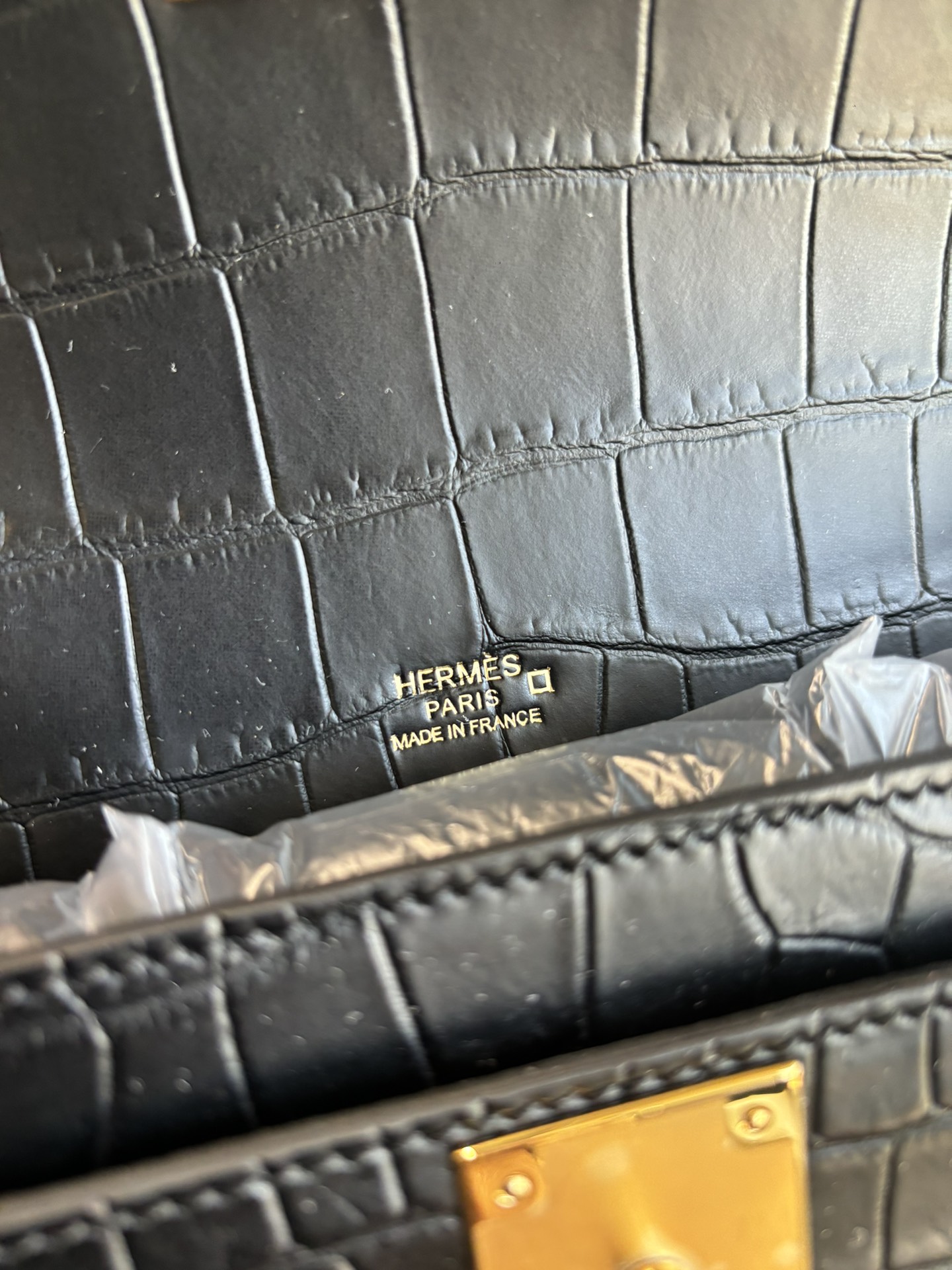 Kelly Depeches 25手包 鳄鱼皮（附加肩带）可斜背 可手提或腕挎 日常需求 商务/休闲无缝切换 
- 中央 ipad mini隔层 全钢五金 半手工蜡线缝制 