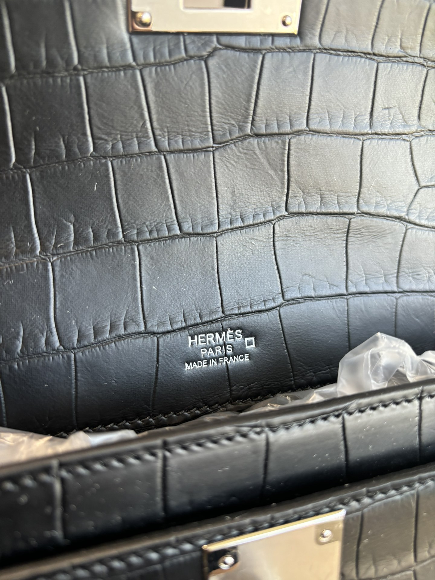 Kelly Depeches 25手包 鳄鱼皮（附加肩带）可斜背 可手提或腕挎 日常需求 商务/休闲无缝切换 
- 中央 ipad mini隔层 全钢五金 半手工蜡线缝制 