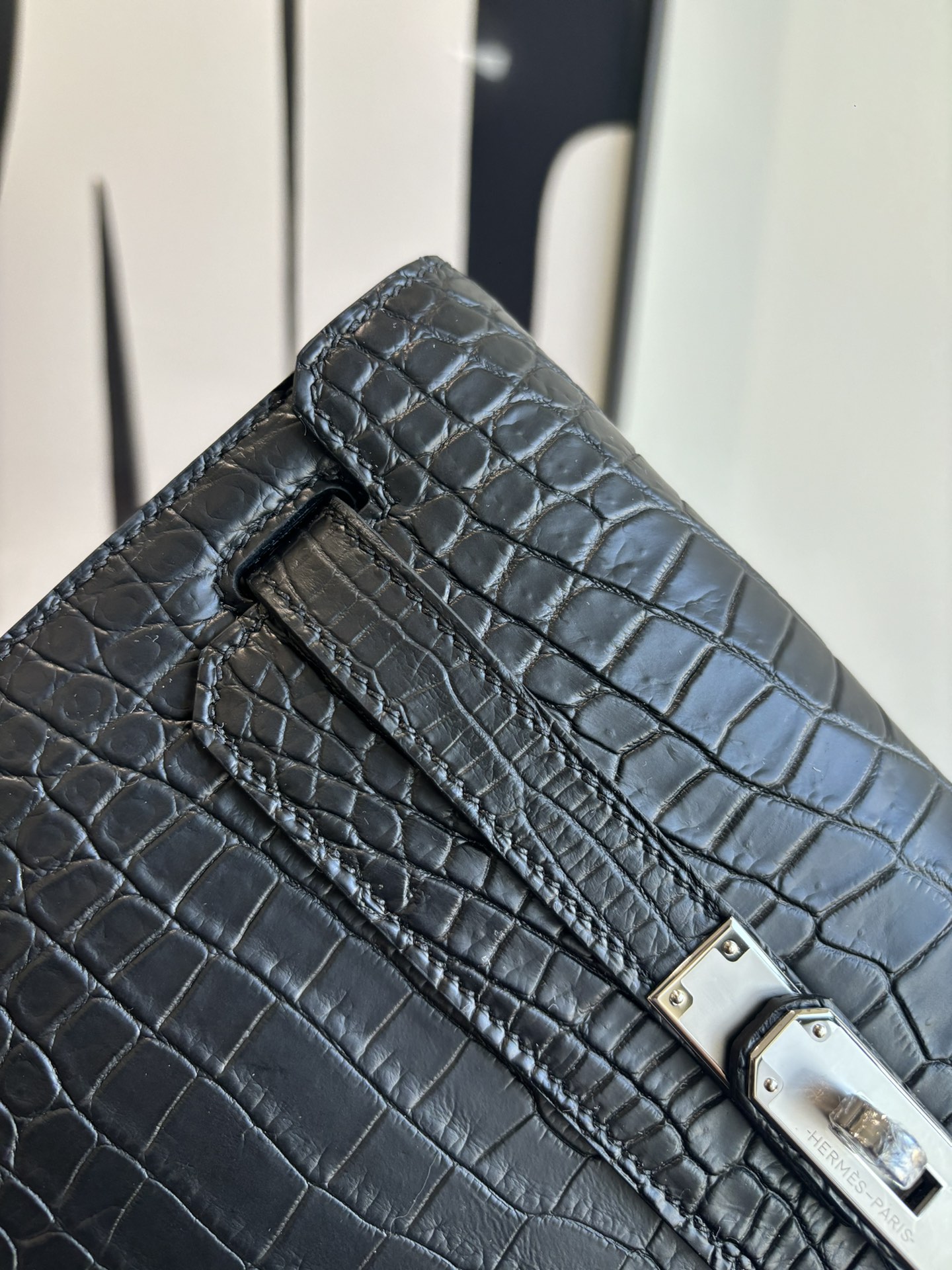 Kelly Depeches 25手包 鳄鱼皮（附加肩带）可斜背 可手提或腕挎 日常需求 商务/休闲无缝切换 
- 中央 ipad mini隔层 全钢五金 半手工蜡线缝制 