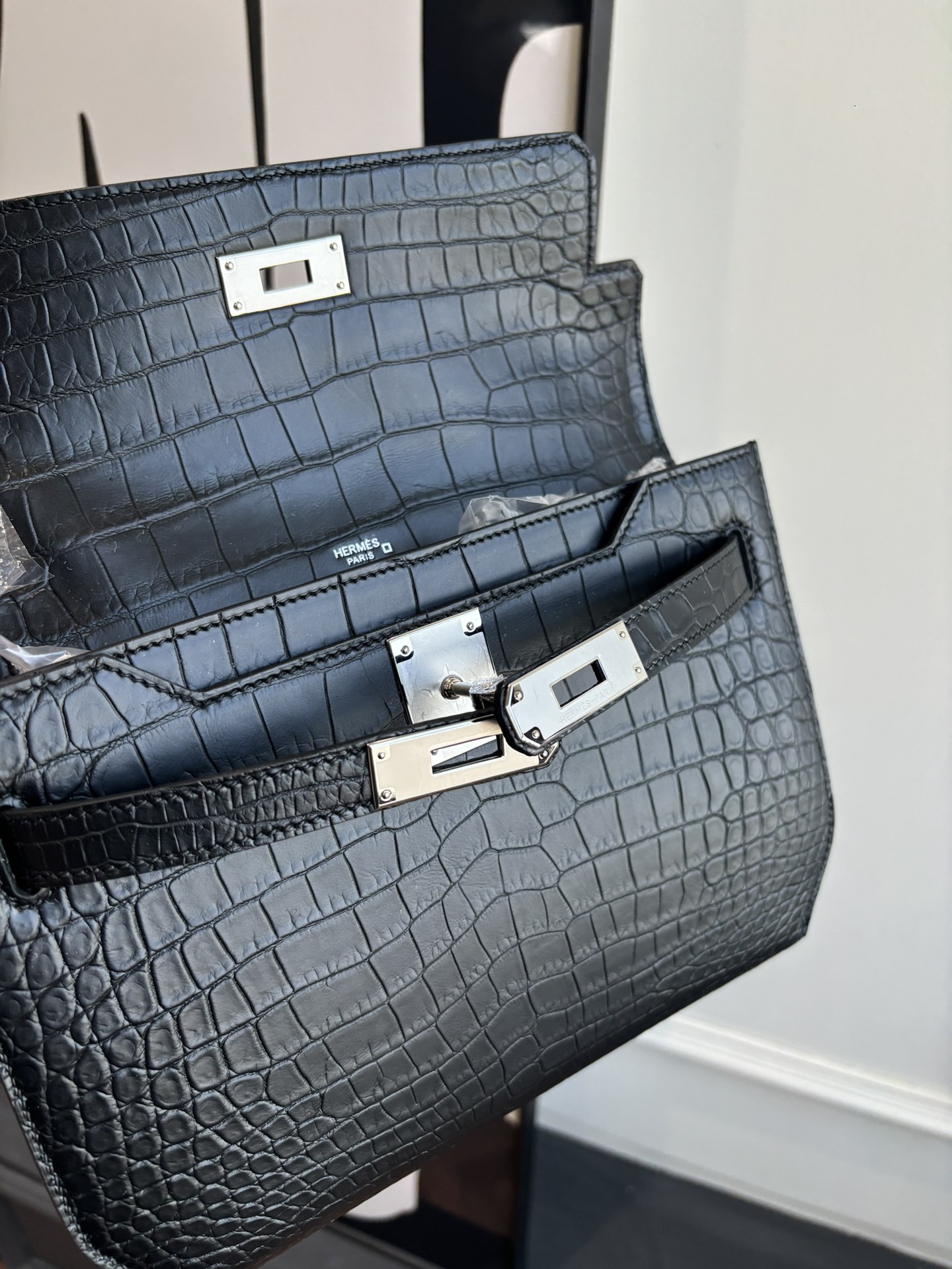 Kelly Depeches 25手包 鳄鱼皮（附加肩带）可斜背 可手提或腕挎 日常需求 商务/休闲无缝切换 
- 中央 ipad mini隔层 全钢五金 半手工蜡线缝制 