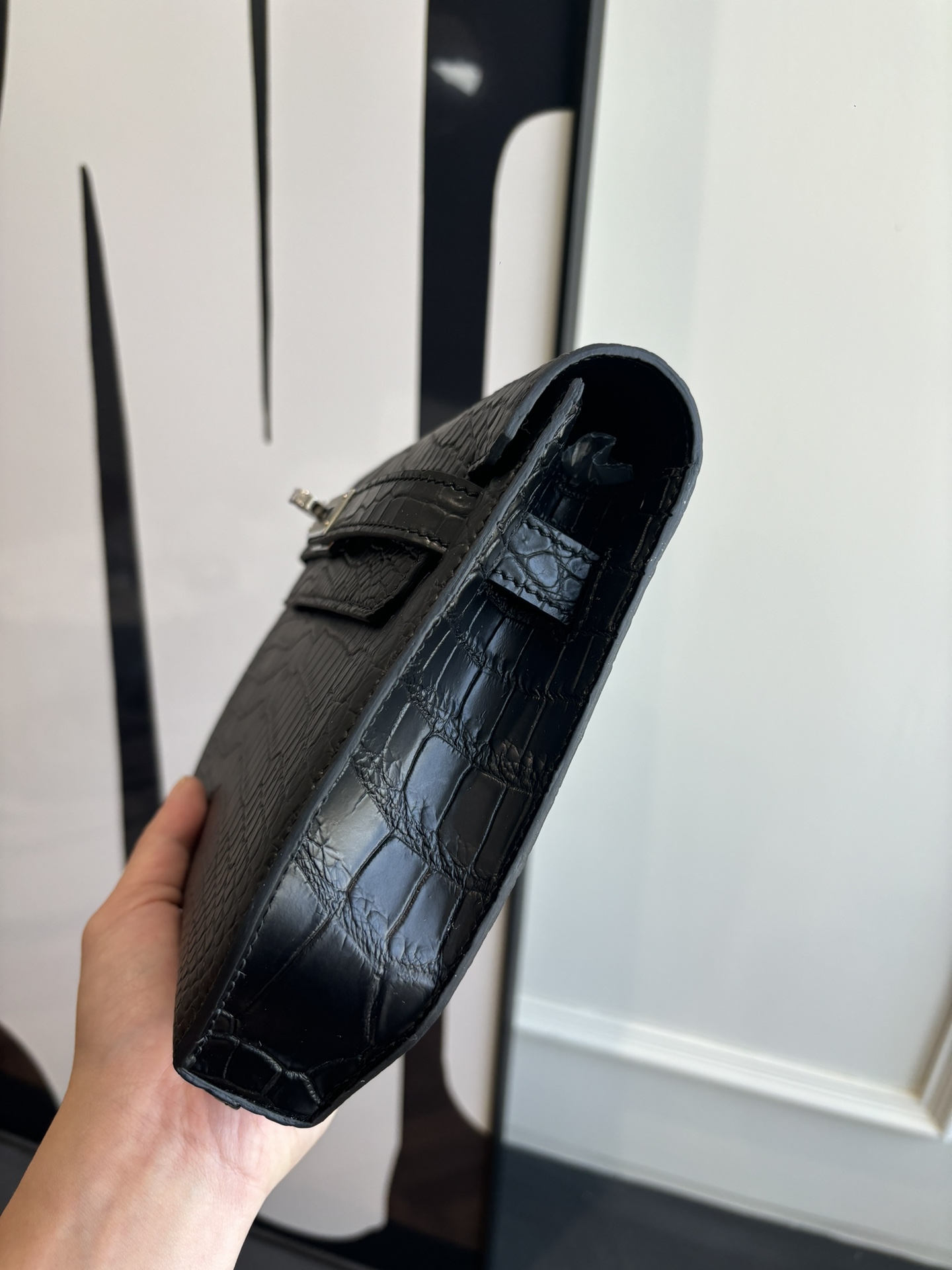 Kelly Depeches 25手包 鳄鱼皮（附加肩带）可斜背 可手提或腕挎 日常需求 商务/休闲无缝切换 
- 中央 ipad mini隔层 全钢五金 半手工蜡线缝制 