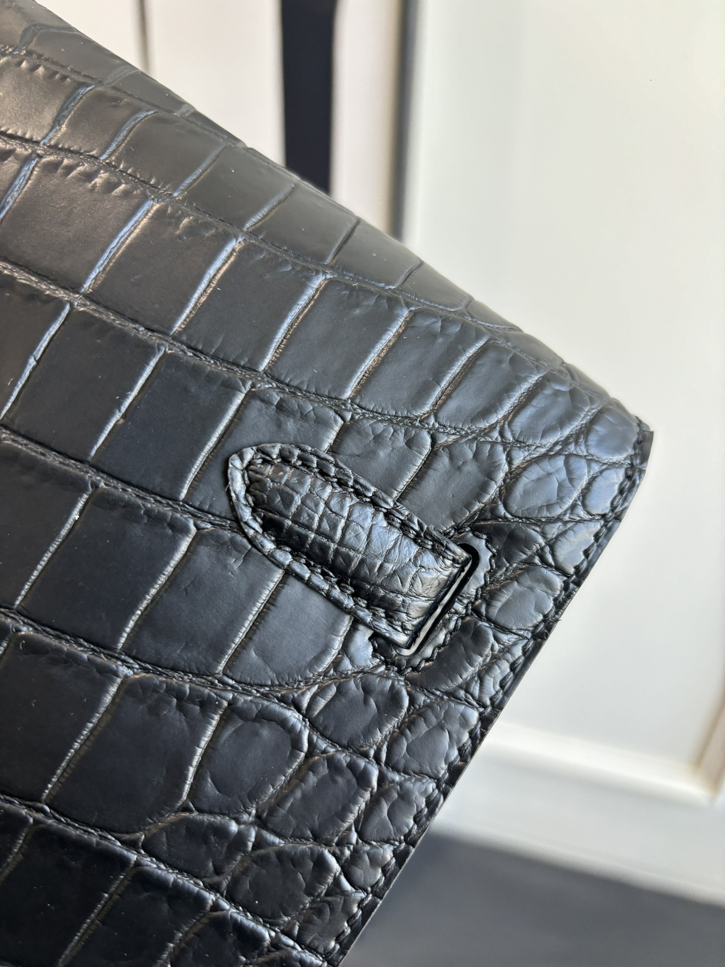 Kelly Depeches 25手包 鳄鱼皮（附加肩带）可斜背 可手提或腕挎 日常需求 商务/休闲无缝切换 
- 中央 ipad mini隔层 全钢五金 半手工蜡线缝制 