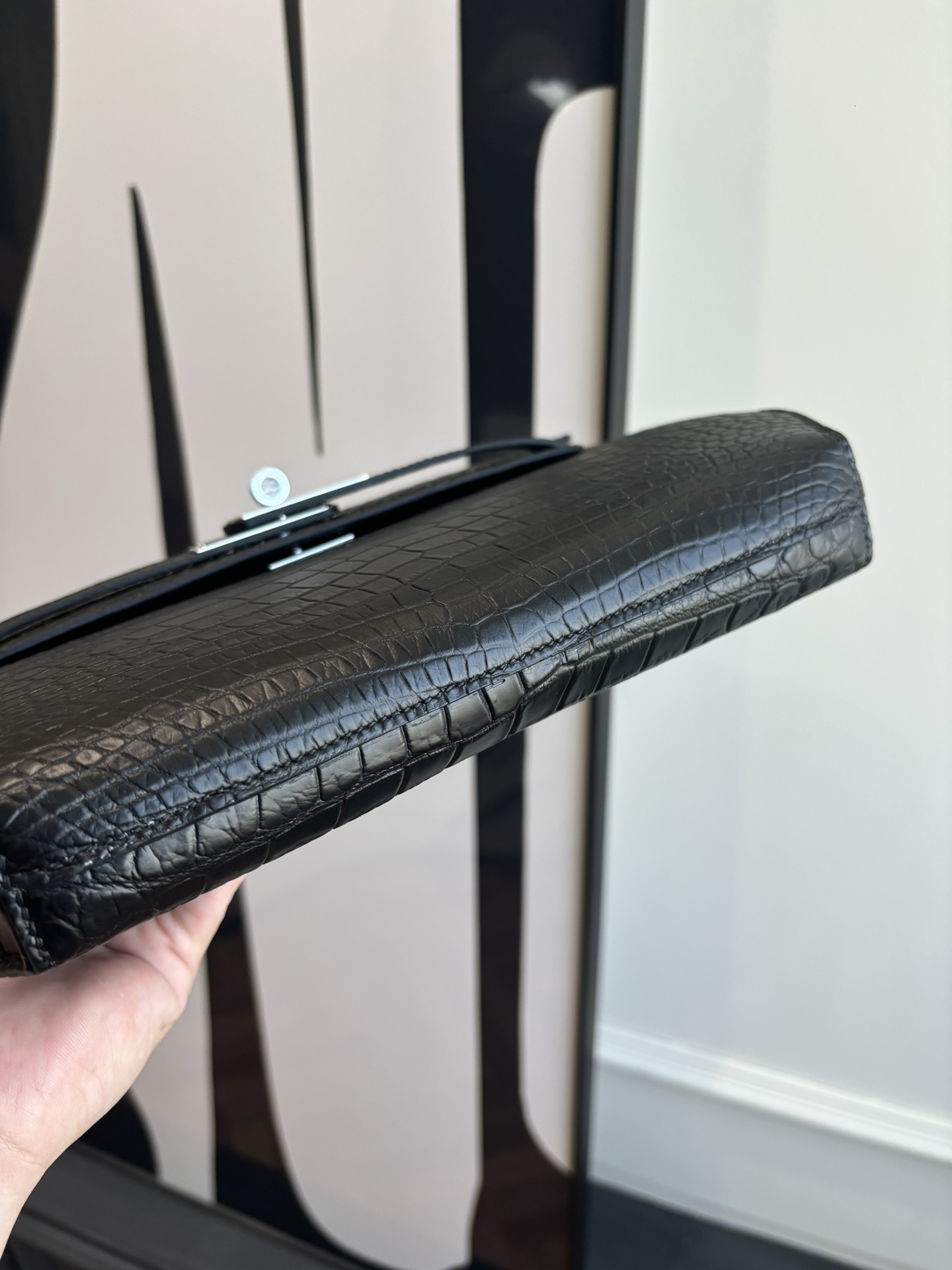 Kelly Depeches 25手包 鳄鱼皮（附加肩带）可斜背 可手提或腕挎 日常需求 商务/休闲无缝切换 
- 中央 ipad mini隔层 全钢五金 半手工蜡线缝制 