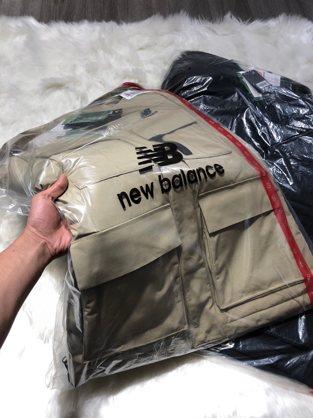 版本🐮货 清仓特价🉐️395💰不退换！原价660💰卡其XXL3

80灰鹅绒！纯原！得物专供！过鉴定！区别市面通货版本！【NCNPA46021！原厂80灰鹅🦢绒！自发热毛领！多口袋工装款！新百伦 New Balance 冬季极寒户外！抵御寒冬！零下几十度无压力！大毛领！中长款天花板80含绒量灰鹅🦢绒中长款情侣款中性羽绒服！】
【得物nb羽绒服系列第一名！7000+销量！5.5万想要！稳妥爆款！】
【自发热毛领！纯原版本！正品！过鉴定！】
【可甜可咸 韩国订单新百伦中长款羽绒服】
【过鉴定版本！正品！区别市场任何版本！柜子对比】
【顶级最好国标80灰鹅🦢绒 超大蓬松度】
新百伦/New Balance/NB 自发热毛领！NCNPA46021！原厂80灰鹅🦢绒！自发热毛领！多口袋工装款！新百伦 New Balance 冬季极寒户外！抵御寒冬！零下几十度无压力！大毛领！中长款天花板80含绒量灰鹅🦢绒中长款情侣款中性羽绒服！日韩系男女士情侣款冬季保暖防雪防水防风休闲

文案写的再多 不如东西好！好羽绒服顶不知道多少件样子货！一件足矣！原厂出货！可在专柜试大小！

货号 NCNPA46021
颜色 黑色 卡其色
尺码 S-XXL

          S    M     L    XL   XXL
胸围 116 120 124 130  136
衣长  84  86  88   90   92

S码/165 适合130斤以下（女神码！）
M码/170 适合130-140斤
L码/175 适合145-155斤
XL码/180 适合160-170斤
XXL码/185 适合175-200多斤