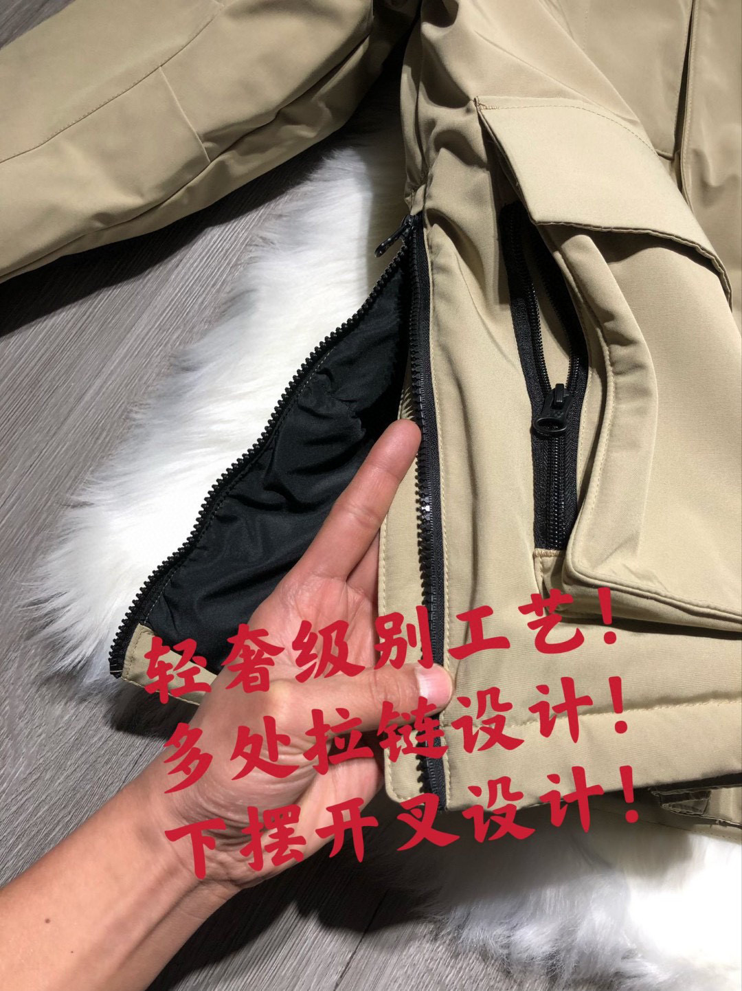 版本🐮货 清仓特价🉐️395💰不退换！原价660💰卡其XXL3

80灰鹅绒！纯原！得物专供！过鉴定！区别市面通货版本！【NCNPA46021！原厂80灰鹅🦢绒！自发热毛领！多口袋工装款！新百伦 New Balance 冬季极寒户外！抵御寒冬！零下几十度无压力！大毛领！中长款天花板80含绒量灰鹅🦢绒中长款情侣款中性羽绒服！】
【得物nb羽绒服系列第一名！7000+销量！5.5万想要！稳妥爆款！】
【自发热毛领！纯原版本！正品！过鉴定！】
【可甜可咸 韩国订单新百伦中长款羽绒服】
【过鉴定版本！正品！区别市场任何版本！柜子对比】
【顶级最好国标80灰鹅🦢绒 超大蓬松度】
新百伦/New Balance/NB 自发热毛领！NCNPA46021！原厂80灰鹅🦢绒！自发热毛领！多口袋工装款！新百伦 New Balance 冬季极寒户外！抵御寒冬！零下几十度无压力！大毛领！中长款天花板80含绒量灰鹅🦢绒中长款情侣款中性羽绒服！日韩系男女士情侣款冬季保暖防雪防水防风休闲

文案写的再多 不如东西好！好羽绒服顶不知道多少件样子货！一件足矣！原厂出货！可在专柜试大小！

货号 NCNPA46021
颜色 黑色 卡其色
尺码 S-XXL

          S    M     L    XL   XXL
胸围 116 120 124 130  136
衣长  84  86  88   90   92

S码/165 适合130斤以下（女神码！）
M码/170 适合130-140斤
L码/175 适合145-155斤
XL码/180 适合160-170斤
XXL码/185 适合175-200多斤