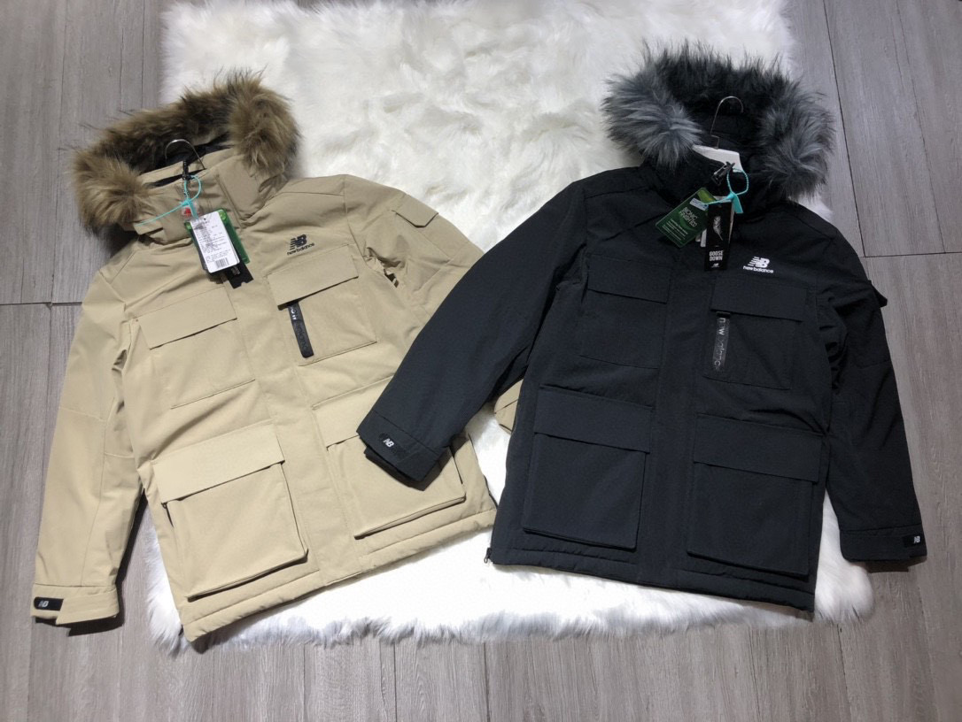 版本🐮货 清仓特价🉐️395💰不退换！原价660💰卡其XXL3

80灰鹅绒！纯原！得物专供！过鉴定！区别市面通货版本！【NCNPA46021！原厂80灰鹅🦢绒！自发热毛领！多口袋工装款！新百伦 New Balance 冬季极寒户外！抵御寒冬！零下几十度无压力！大毛领！中长款天花板80含绒量灰鹅🦢绒中长款情侣款中性羽绒服！】
【得物nb羽绒服系列第一名！7000+销量！5.5万想要！稳妥爆款！】
【自发热毛领！纯原版本！正品！过鉴定！】
【可甜可咸 韩国订单新百伦中长款羽绒服】
【过鉴定版本！正品！区别市场任何版本！柜子对比】
【顶级最好国标80灰鹅🦢绒 超大蓬松度】
新百伦/New Balance/NB 自发热毛领！NCNPA46021！原厂80灰鹅🦢绒！自发热毛领！多口袋工装款！新百伦 New Balance 冬季极寒户外！抵御寒冬！零下几十度无压力！大毛领！中长款天花板80含绒量灰鹅🦢绒中长款情侣款中性羽绒服！日韩系男女士情侣款冬季保暖防雪防水防风休闲

文案写的再多 不如东西好！好羽绒服顶不知道多少件样子货！一件足矣！原厂出货！可在专柜试大小！

货号 NCNPA46021
颜色 黑色 卡其色
尺码 S-XXL

          S    M     L    XL   XXL
胸围 116 120 124 130  136
衣长  84  86  88   90   92

S码/165 适合130斤以下（女神码！）
M码/170 适合130-140斤
L码/175 适合145-155斤
XL码/180 适合160-170斤
XXL码/185 适合175-200多斤