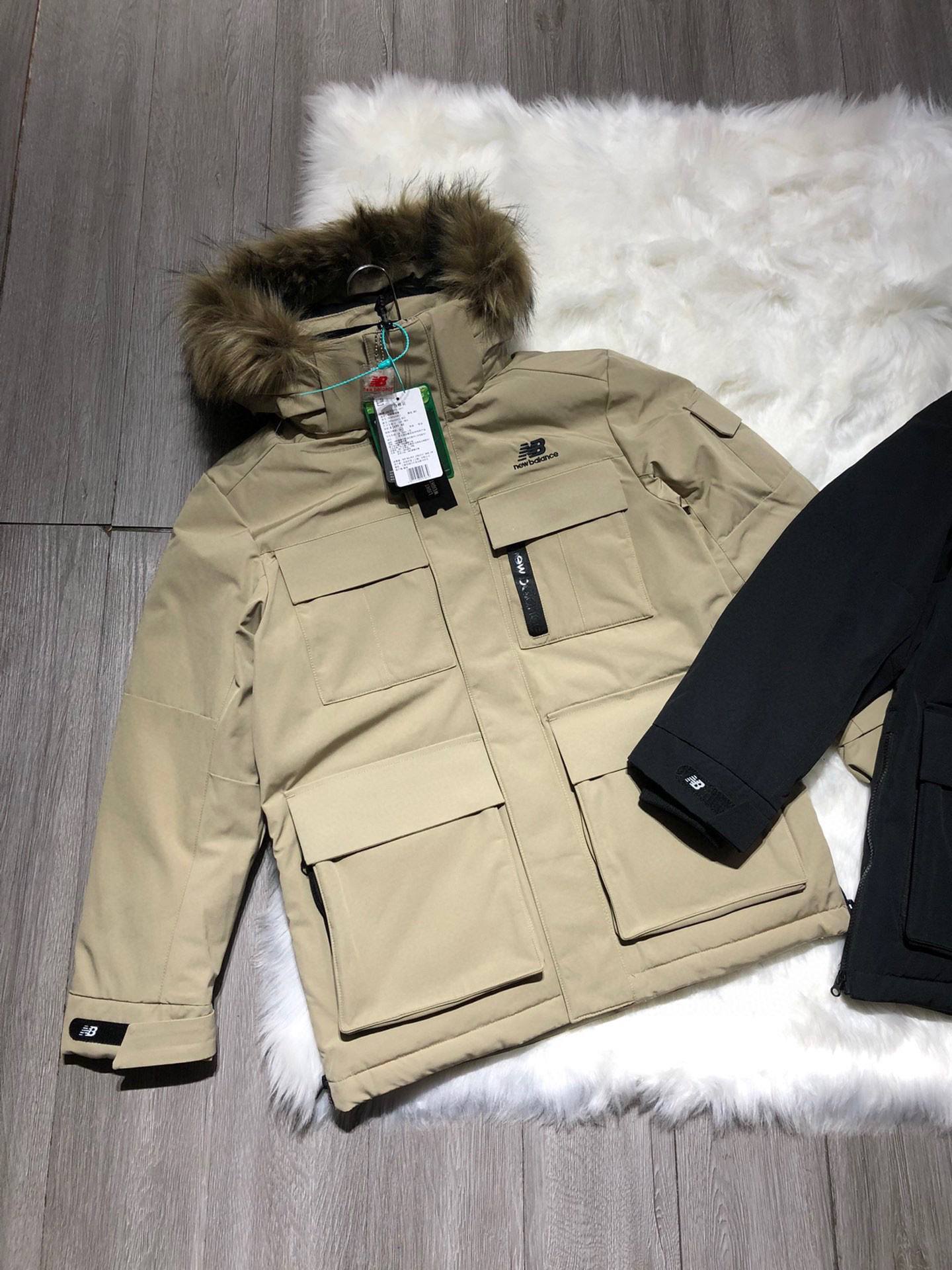 版本🐮货 清仓特价🉐️395💰不退换！原价660💰卡其XXL3

80灰鹅绒！纯原！得物专供！过鉴定！区别市面通货版本！【NCNPA46021！原厂80灰鹅🦢绒！自发热毛领！多口袋工装款！新百伦 New Balance 冬季极寒户外！抵御寒冬！零下几十度无压力！大毛领！中长款天花板80含绒量灰鹅🦢绒中长款情侣款中性羽绒服！】
【得物nb羽绒服系列第一名！7000+销量！5.5万想要！稳妥爆款！】
【自发热毛领！纯原版本！正品！过鉴定！】
【可甜可咸 韩国订单新百伦中长款羽绒服】
【过鉴定版本！正品！区别市场任何版本！柜子对比】
【顶级最好国标80灰鹅🦢绒 超大蓬松度】
新百伦/New Balance/NB 自发热毛领！NCNPA46021！原厂80灰鹅🦢绒！自发热毛领！多口袋工装款！新百伦 New Balance 冬季极寒户外！抵御寒冬！零下几十度无压力！大毛领！中长款天花板80含绒量灰鹅🦢绒中长款情侣款中性羽绒服！日韩系男女士情侣款冬季保暖防雪防水防风休闲

文案写的再多 不如东西好！好羽绒服顶不知道多少件样子货！一件足矣！原厂出货！可在专柜试大小！

货号 NCNPA46021
颜色 黑色 卡其色
尺码 S-XXL

          S    M     L    XL   XXL
胸围 116 120 124 130  136
衣长  84  86  88   90   92

S码/165 适合130斤以下（女神码！）
M码/170 适合130-140斤
L码/175 适合145-155斤
XL码/180 适合160-170斤
XXL码/185 适合175-200多斤