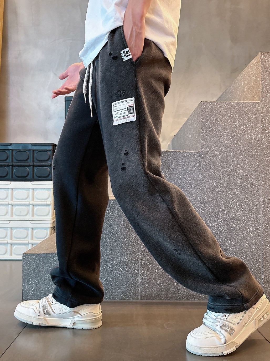 NO:121045,The original velvet style official website can wear 220 catties y3 Simple and fashionable casual pants trousers trousers trousers trousers trousers keep warm and comfortable, low-key and luxurious, very classy when worn, and there is no need to say much about the style and cutting of the pants. The upper body is exquisite and vivid. The truly first-class quality is the real-class casual pants elastic pants, which are made of Turkey's cotton, produce the most famous tannin cloth. The quality is excellent, and the pants are soft after heavy washing!  Straight-footed style, not picky, absolutely stylish, expert design, extremely luxurious. Number of sizes: M-4XL, alexander wang19860909加绒款 官网原单货 可穿220斤y3 简约时尚 休闲裤长裤卫裤松紧裤御寒保暖身穿着非常舒适 低调不失奢华 穿出去非常有档次,裤型款式和裁剪亦无需多言 上身精致跃然.真正一等一顶级质料 真正殿堂级的休闲裤松紧裤,选用土耳其的棉花 生产出最有名的单宁布 品质卓然,经过重水洗使得裤子很柔软！直脚的版型 不挑人 上身绝对的有型 达人设计 极度奢华.码数:M-4XL,,alexander wang,Men's clothing