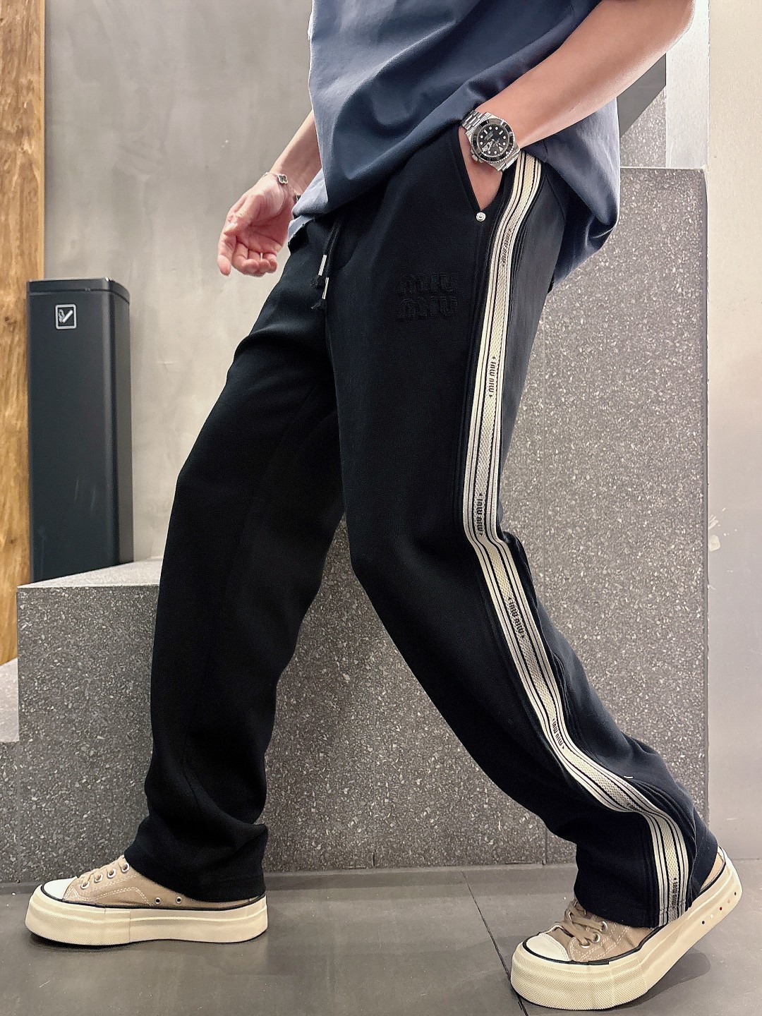 NO:123336,MIU Top Products New Spring and Summer 2025 Leisure Pants!  The official website is released simultaneously. The brand's classic LOGO casual pants, customized fabric, excellent comfort, strong hand touch. Very high recognition, perfect quality craftsmanship. Size M-3XL,,miumiu,alexander wang19860909MIU 顶级货品 2025春夏新款休闲裤！官网同步发售.品牌经典LOGO休闲裤 ,定制面料,舒适度极好,手触感强烈.辨识度极高,完美品相工艺. 尺码M-3XL,,miumiu,alexander wang,Men's clothing