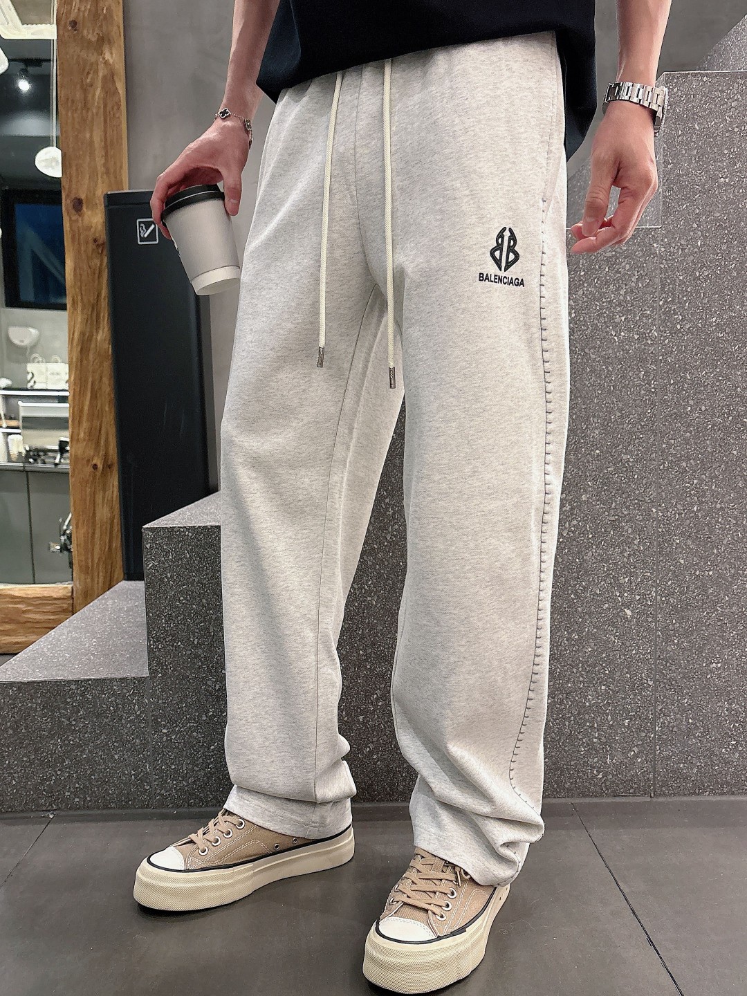 NO:130661,Paris Top Products New Spring and Summer 2025 Leisure Pants!  Brand classic LOGO casual pants, customized fabric, excellent comfort, strong hand touch. Extremely recognizable, perfect quality craftsmanship. Size M-3XL, alexander wang19860909巴黎 顶级货品 2025春夏新款休闲裤！品牌经典LOGO休闲裤 ,定制面料,舒适度极好,手触感强烈.辨识度极高,完美品相工艺. 尺码M-3XL,,alexander wang,Men's clothing