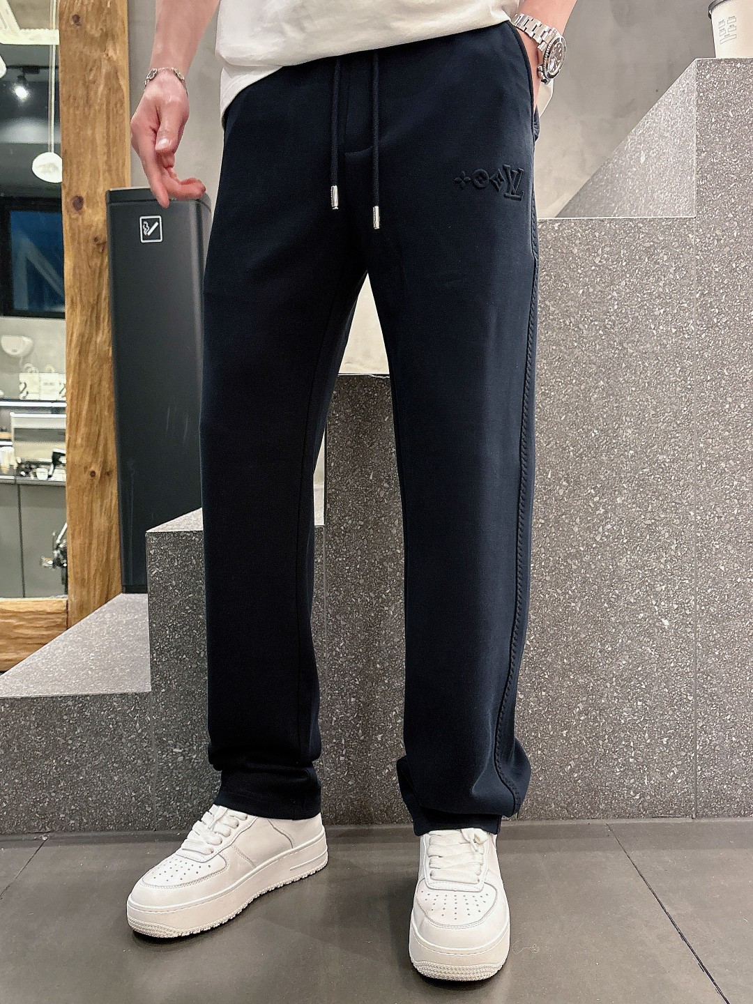 NO:130649,lv top-quality products 2025 spring and summer new casual pants!  Brand classic LOGO casual pants, customized fabric, excellent comfort, strong hand touch. Extremely recognizable, perfect quality craftsmanship. Size M-3XL,,louis vuitton,alexander wang19860909lv 顶级货品 2025春夏新款休闲裤！品牌经典LOGO休闲裤 ,定制面料,舒适度极好,手触感强烈.辨识度极高,完美品相工艺. 尺码M-3XL,,louis vuitton,alexander wang,Men's clothing