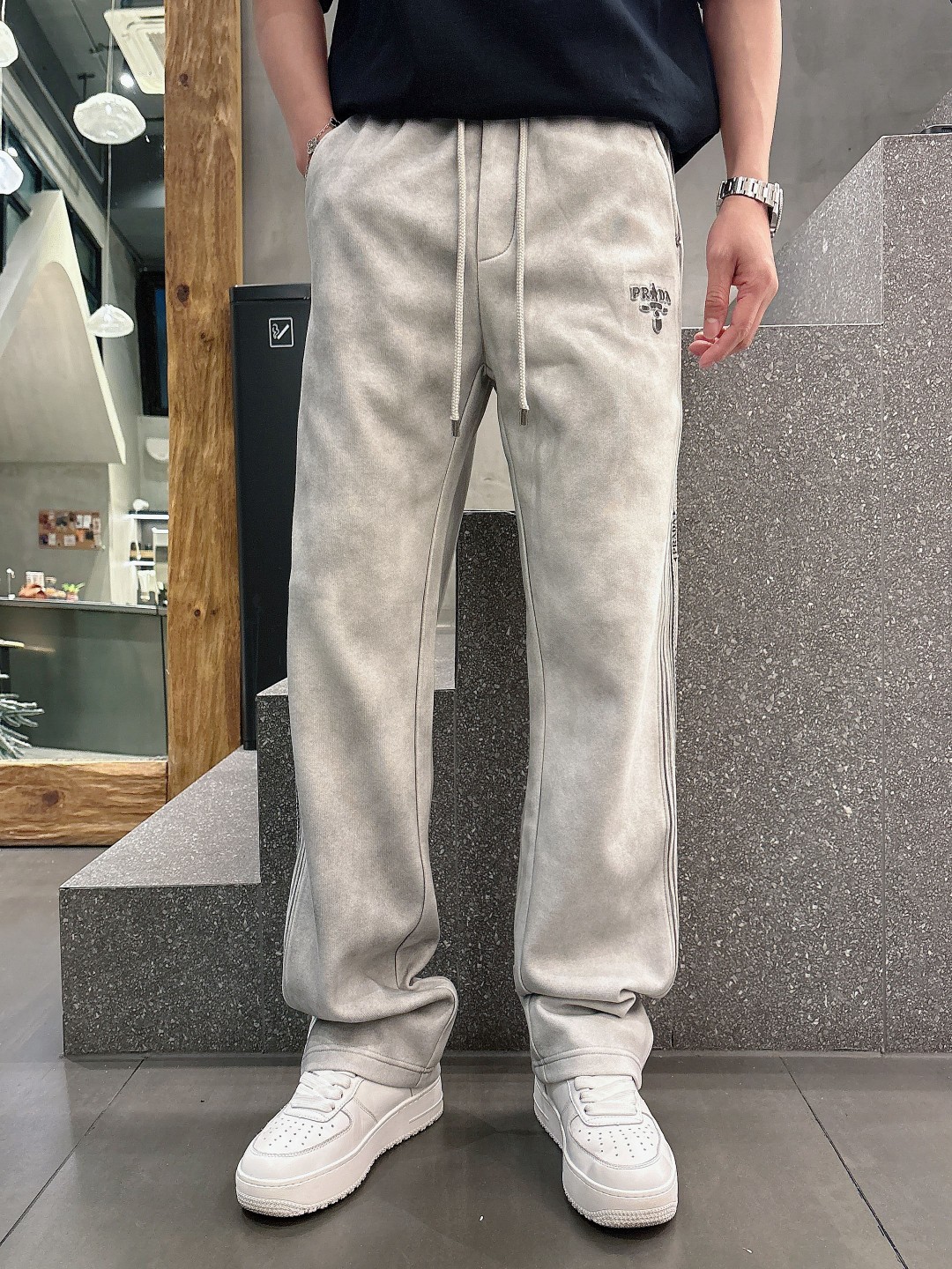 NO:130658,Prada Top Products New Spring and Summer 2025 Leisure Pants!  Brand classic LOGO casual pants, customized fabric, excellent comfort, strong hand touch. Extremely recognizable, perfect quality craftsmanship. Size M-3XL, prada, alexander wang19860909普拉达 顶级货品 2025春夏新款休闲裤！品牌经典LOGO休闲裤 ,定制面料,舒适度极好,手触感强烈.辨识度极高,完美品相工艺. 尺码M-3XL,,prada,alexander wang,Men's clothing