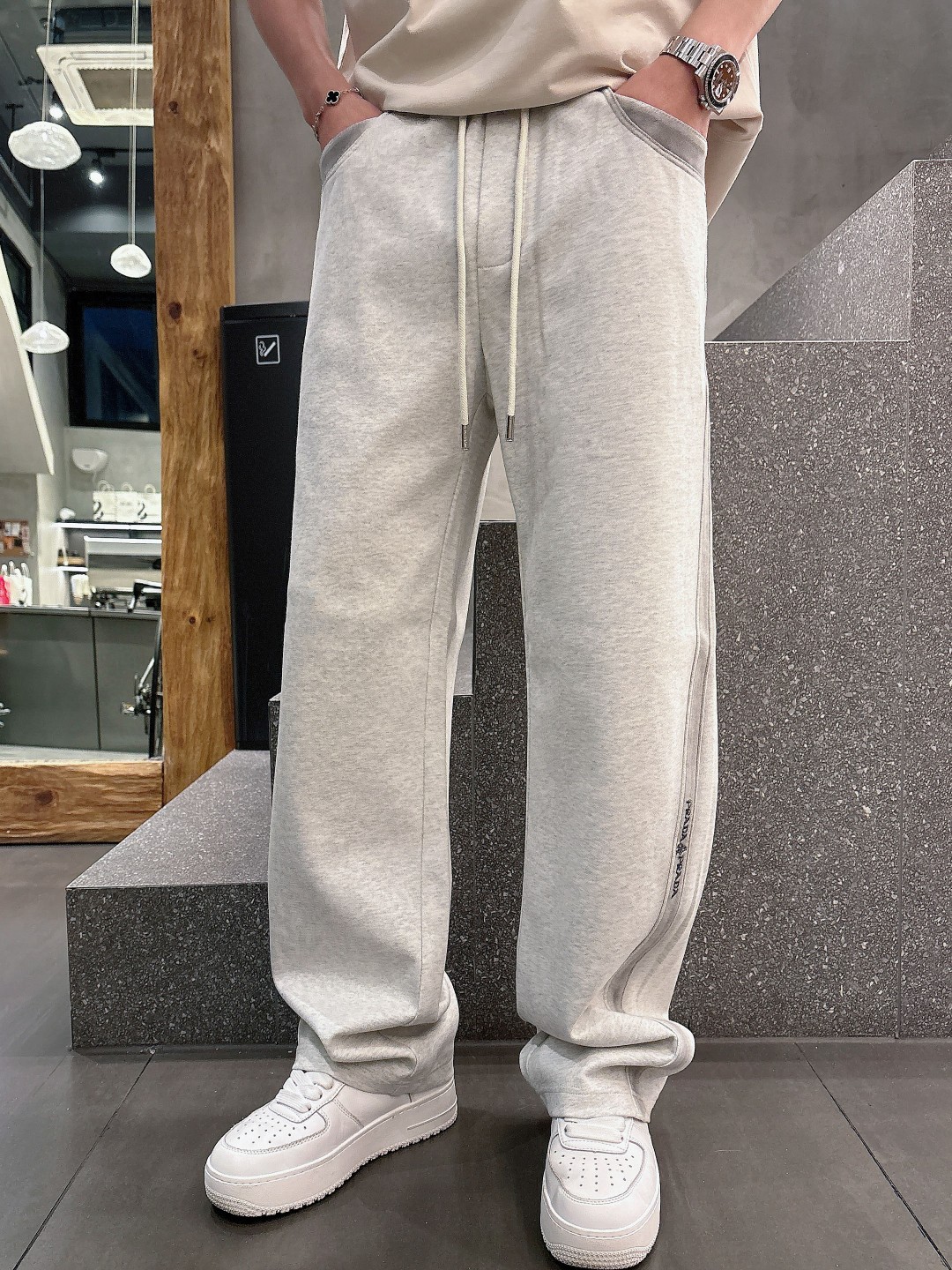 NO:122299,Prada Top Products New Spring and Summer 2025 Leisure Pants!  Brand classic LOGO casual pants, customized fabric, excellent comfort, strong hand touch. Extremely recognizable, perfect quality craftsmanship. Size M-3XL, prada, alexander wang19860909普拉达 顶级货品 2025春夏新款休闲裤！品牌经典LOGO休闲裤 ,定制面料,舒适度极好,手触感强烈.辨识度极高,完美品相工艺. 尺码M-3XL,,prada,alexander wang,Men's clothing