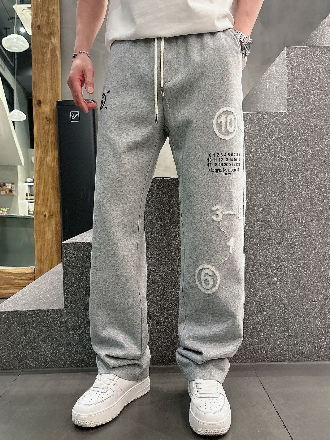 NO:122301,Majila Top-notch products 2025 spring and summer new casual pants!  Brand classic LOGO casual pants, customized fabric, excellent comfort, strong hand touch. Extremely recognizable, perfect quality craftsmanship. Three colors Size M-3XL,,masion margiela,alexander wang19860909马吉拉 顶级货品 2025春夏新款休闲裤！品牌经典LOGO休闲裤 ,定制面料,舒适度极好,手触感强烈.辨识度极高,完美品相工艺.三个颜色 尺码M-3XL,,masion margiela,alexander wang,Men's clothing