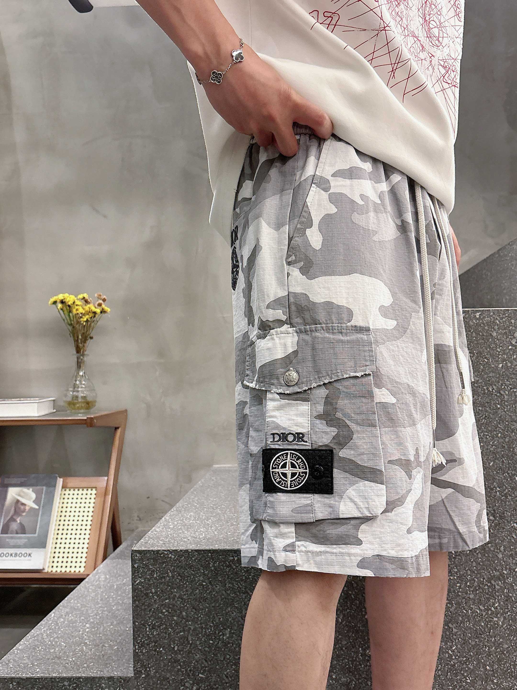 💰125 Dior 顶级货品🐮 🆕2025夏季新款休闲短裤！品牌经典LOGO休闲裤 ，定制面料，舒适度极好，手触感强烈。辨识度极高，完美品相工艺。 尺码：M-3XL