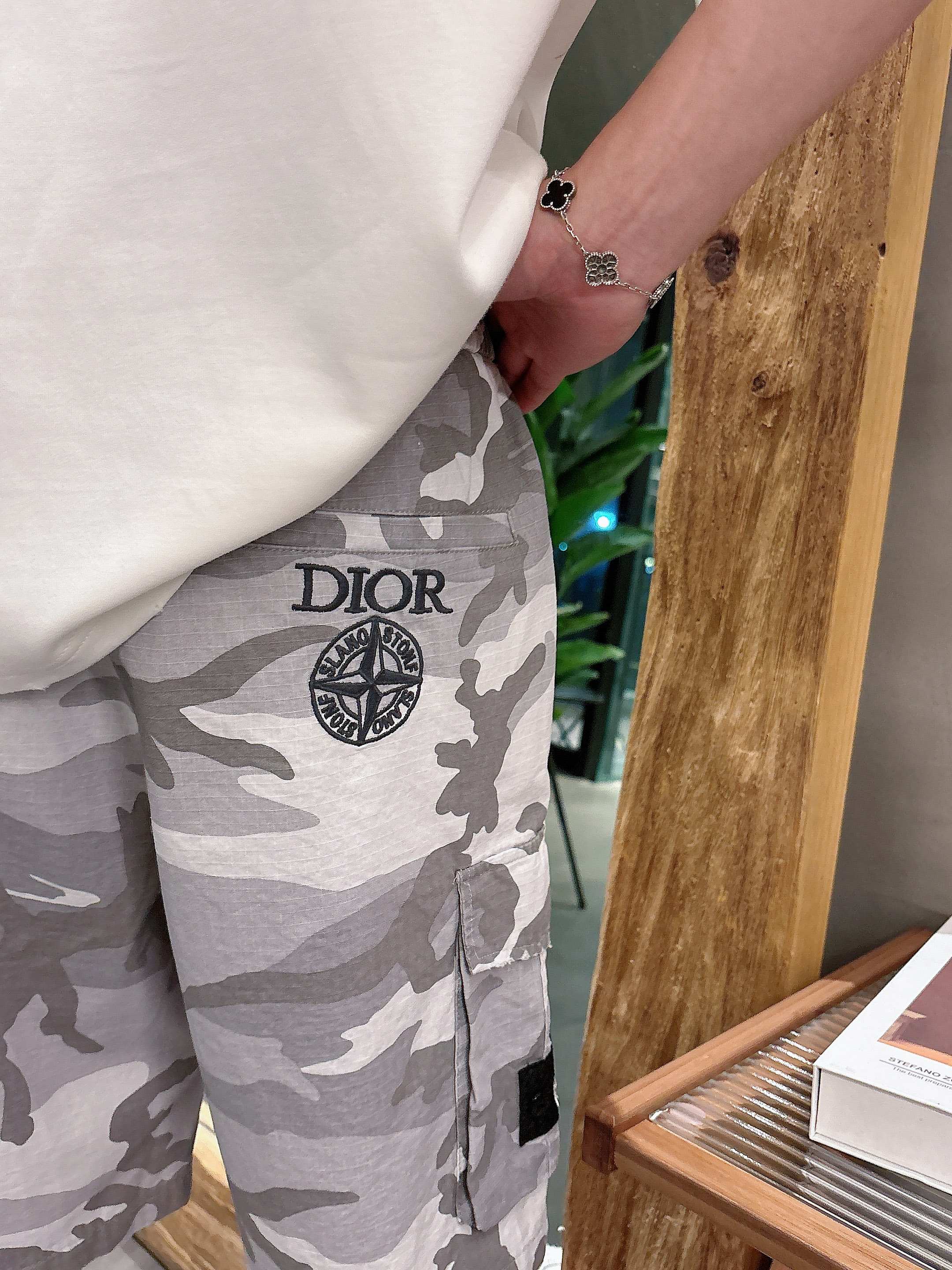 💰125 Dior 顶级货品🐮 🆕2025夏季新款休闲短裤！品牌经典LOGO休闲裤 ，定制面料，舒适度极好，手触感强烈。辨识度极高，完美品相工艺。 尺码：M-3XL