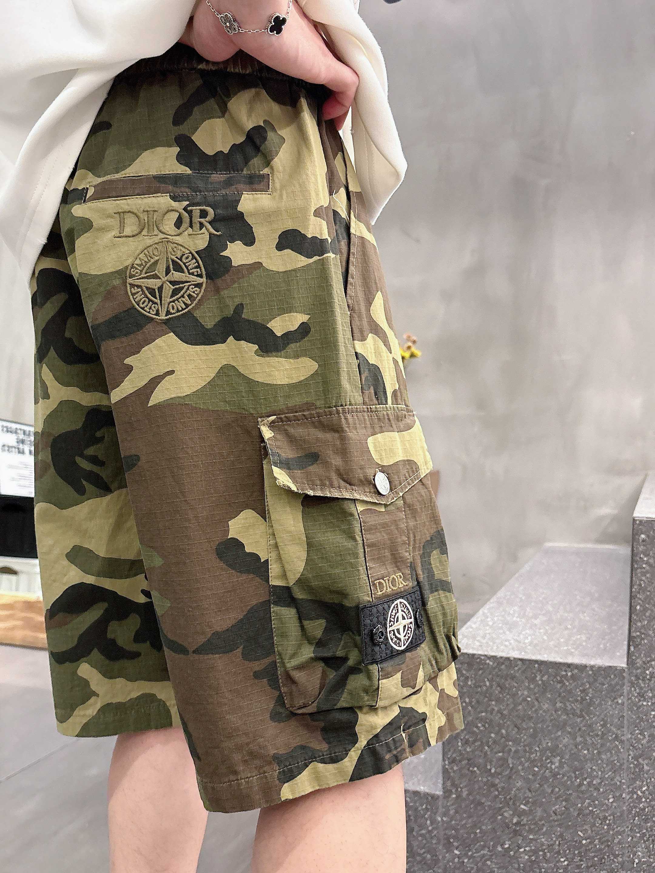 💰125 Dior 顶级货品🐮 🆕2025夏季新款休闲短裤！品牌经典LOGO休闲裤 ，定制面料，舒适度极好，手触感强烈。辨识度极高，完美品相工艺。 尺码：M-3XL