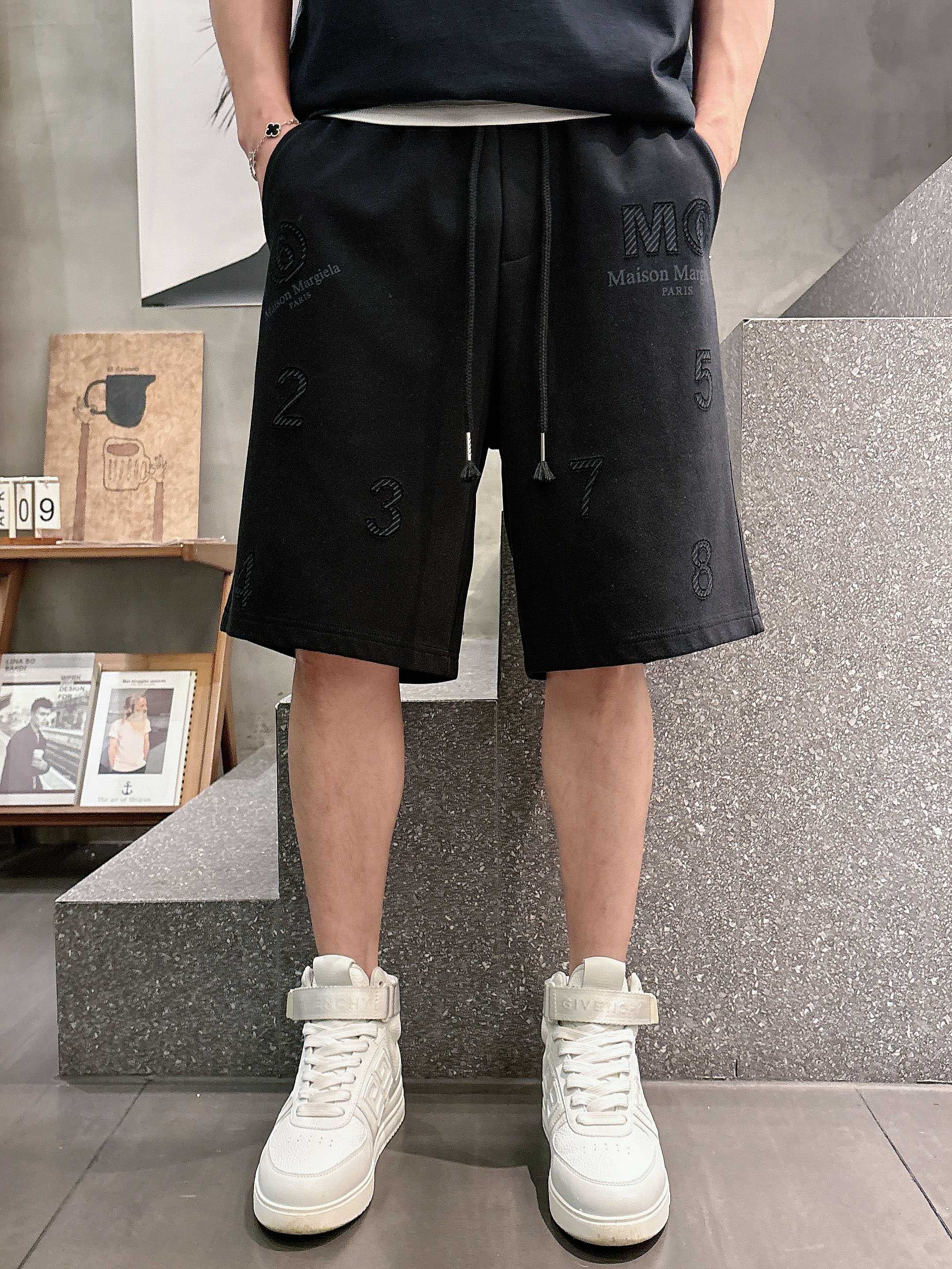@135 Maison Margiela 顶级货品🐎 🆕2026夏季新款休闲短裤！品牌经典LOGO休闲裤 ，定制面料，舒适度极好，手触感强烈。辨识度极高，完美品相工艺。黑色 浅灰色 尺码：M-3XL