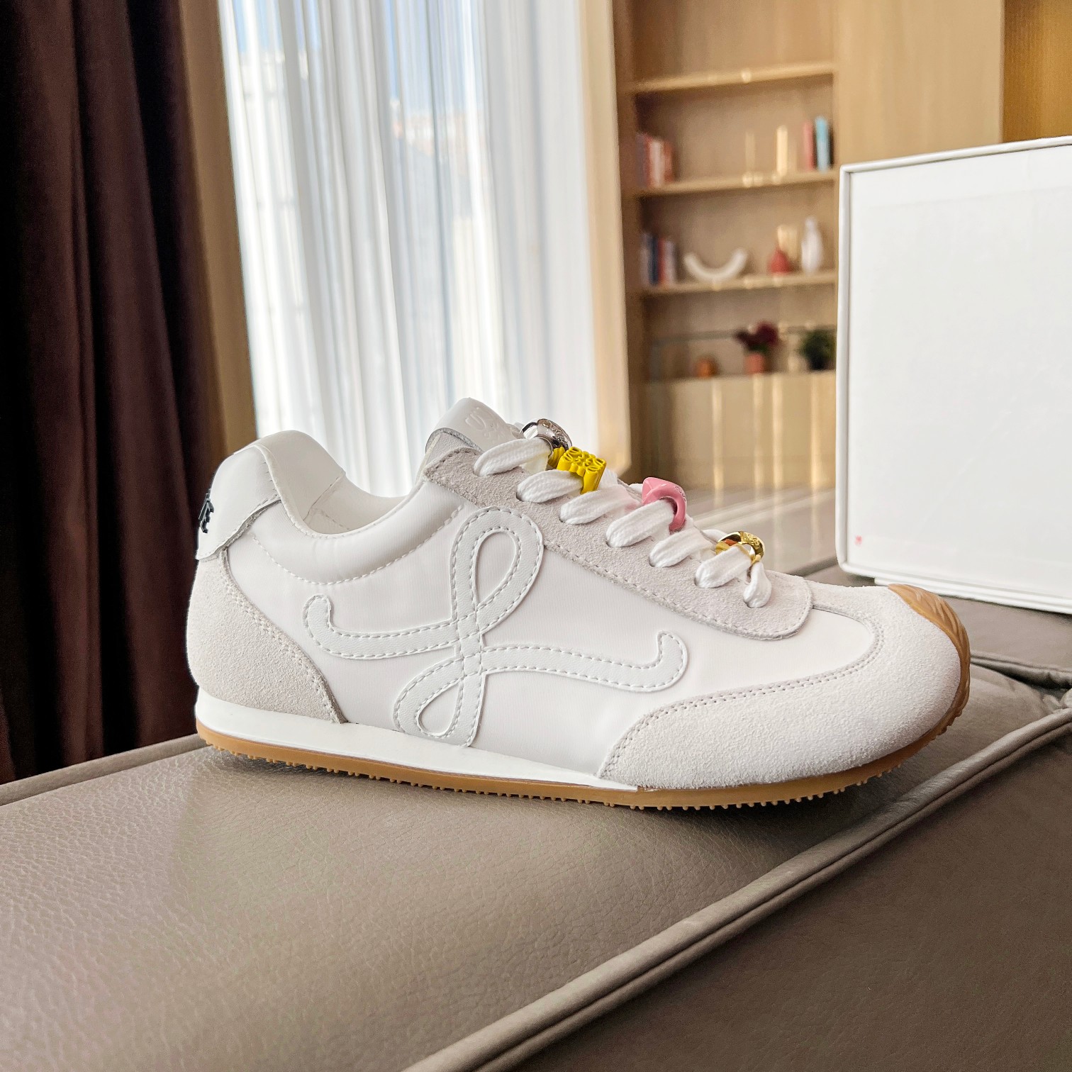 NO:273436,2025 Luo Yiwei's popular casual shoes are coming, with a small and fresh color-blocking design, suitable for a variety of versatile clothing, giving people a refreshing feeling. Imported head layer cowhide injection molding logo technology, nylon tarp cloth splicing frosted velvet leather head layer cowhide, preferably soft sheepskin feels super comfortable, anti-slip wear-resistant Tr material bottom, non-rubber bottom, size 35-40.39-45. Buckle plus 30, loewe, cowhide, sheepskin198609092025罗意威爆款休闲鞋来袭,拼色小清新设计,适合更种各类百搭服饰,給人耳目一新的感觉.进口头层牛皮注塑Logo工艺,尼龙防水布拼接磨砂绒皮头层牛皮,优选柔软羊皮里脚感超级舒服,防滑耐磨Tr材质底,非橡胶底,码数35-40.39-45 .扣加30,,loewe,cowhide,sheepskin,Men's shoes