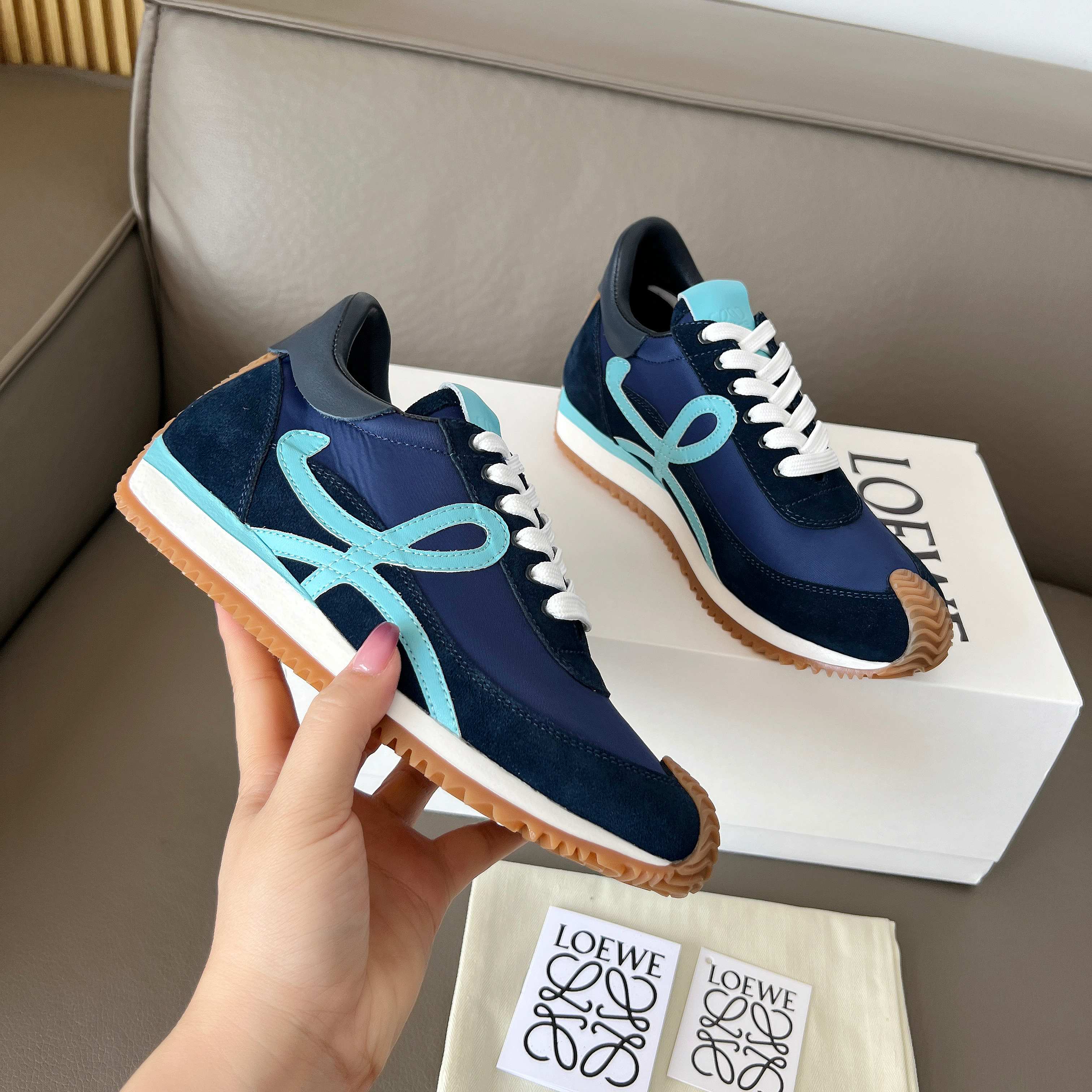 NO:382750,High-version LOEWE new style of high-end training shoes!  The foot is super light and comfortable, and increasing height within 6cm is a blessing for a small person!  The original 1:1 top replica!  Welcome to compare the quality of the product!  The first choice for high-end purchasing is the first choice for the upper selection of original imported cowhide splicing and customer weaving fabric, original imported water-dyed sheepskin inner cowhide footbed, mold opening according to the original version, wear-resistant and non-slip sole, size 35-45 configuration original packaging, casual shoes/sports shoes, loewe, loewe, sneakers, cowhide, sheepskin19860909高版本LOEWE 罗意威新款内增高德训鞋！上脚超级轻便、舒适,6cm 内增高更是小个子的福音！原版1:1顶级复刻！品质欢迎看实物对比！供高端代购首选鞋面精选原版进口牛皮拼接客供织布,原版进口水染羊皮内里牛皮垫脚,按原版开模耐磨防滑大底,码数35-45配置原版包装,休闲鞋/运动鞋,loewe,loewe,sneakers,cowhide,sheepskin,Women's Shoes