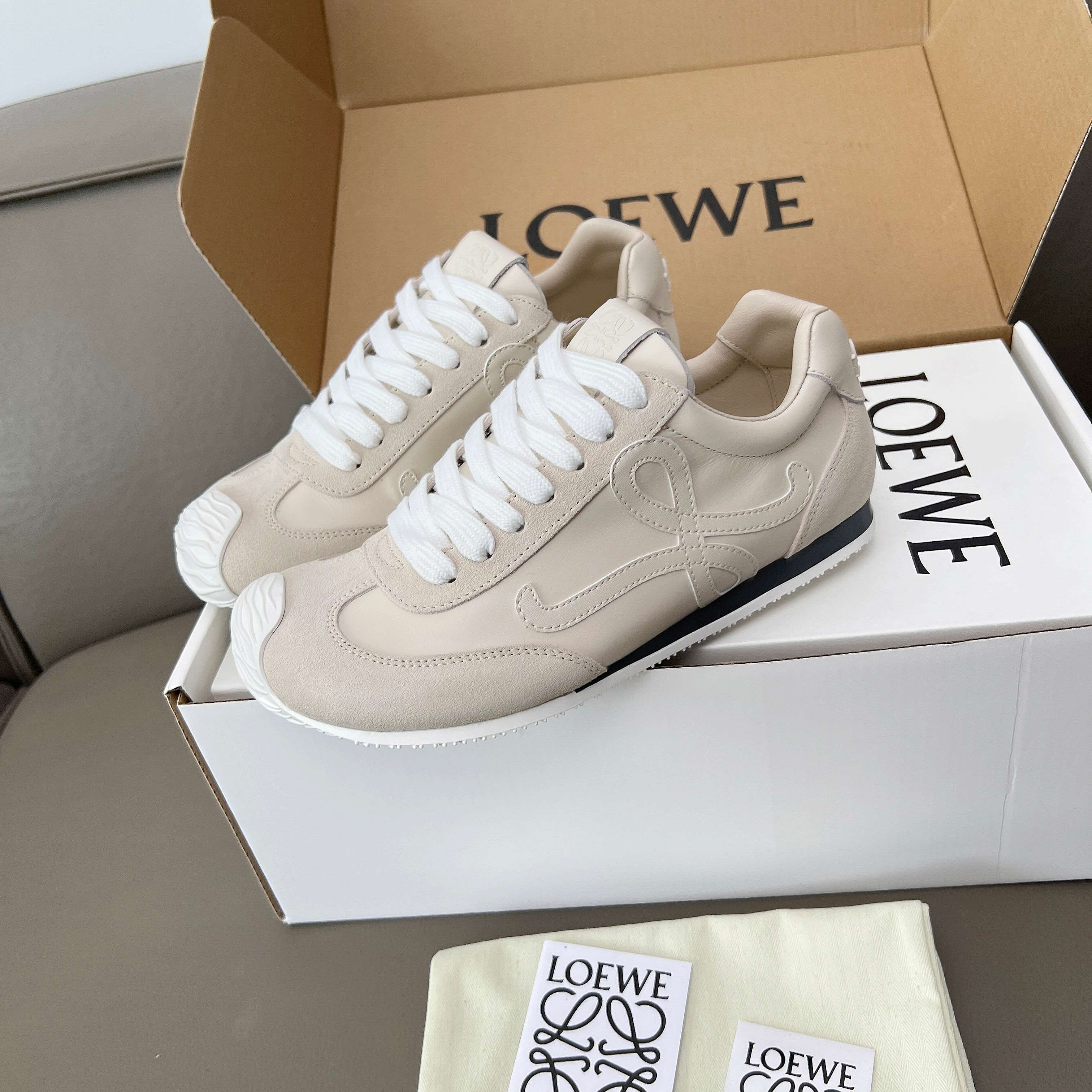 NO:382715,Full leather model. 2025 Luo Yiwei's popular casual shoes are coming, with a small and fresh color combination design, suitable for a variety of versatile clothing, giving people a refreshing feeling. Imported head-layer cowhide injection molding logo technology, nylon tarp cloth spliced ​​with matte velvet leather head-layer cowhide, preferably soft sheepskin foot feel super comfortable, anti-slip wear-resistant Tr material sole, non-rubber sole, size 35-40.39-45, casual shoes/sports shoes, loewe, sneakers, cowhide, sheepskin19860909全皮面款.2025罗意威爆款休闲鞋来袭,拼色小清新设计,适合更种各类百搭服饰,給人耳目一新的感觉.进口头层牛皮注塑Logo工艺,尼龙防水布拼接磨砂绒皮头层牛皮,优选柔软羊皮里脚感超级舒服,防滑耐磨Tr材质底,非橡胶底,码数35-40.39-45,休闲鞋/运动鞋,loewe,sneakers,cowhide,sheepskin,Women's Shoes