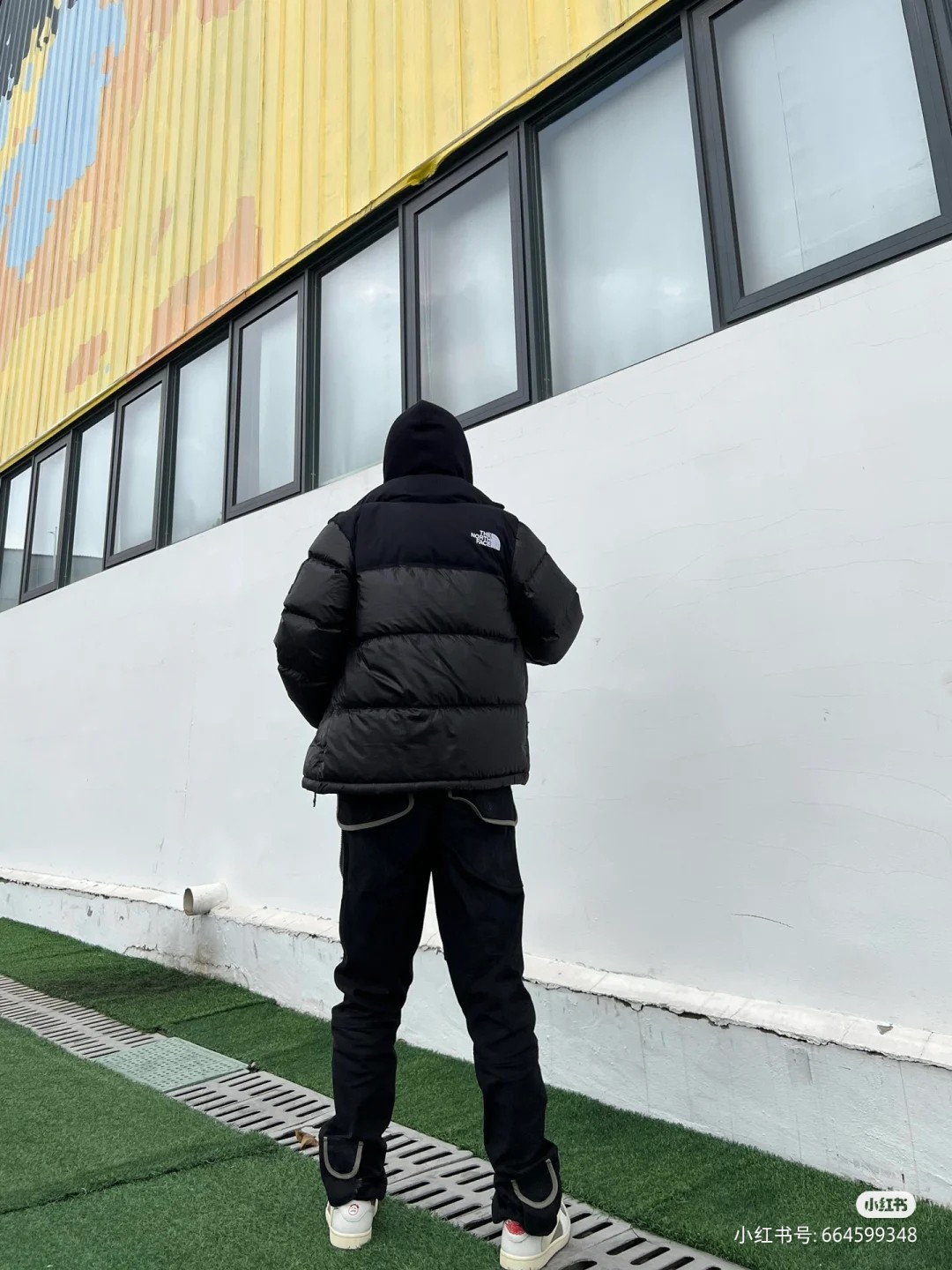 CX专供 独家纯原 【北面】TNF/北面Nuptse1996大格子/北面羽绒服 ❶刺绣采用进口田岛绣花 万针刺绣,采用进口7号针,日本女皇绣线,保证每字饱满工、立体感清晰. ❷填充国标90白鸭绒,保暖性能更出色,轻便不厚重,压缩后的蓬松度恢复性好! ❸原厂定制40D格子四级防水布料,内胆采用40T高密度胆布,防止跑绒,并保证手感及膨松度,内里采用尼龙nylon双重双层封禁设计,不会出现任何跑绒现象,内置抽拉绳扣的可调节下摆,可防风防寒! ❹拉链采用吉田YKK原厂定制,刻字清晰,质感完美顺滑. ❺辅料及扣子均采用原版一样铜芯弹簧【非市面铁芯弹簧】