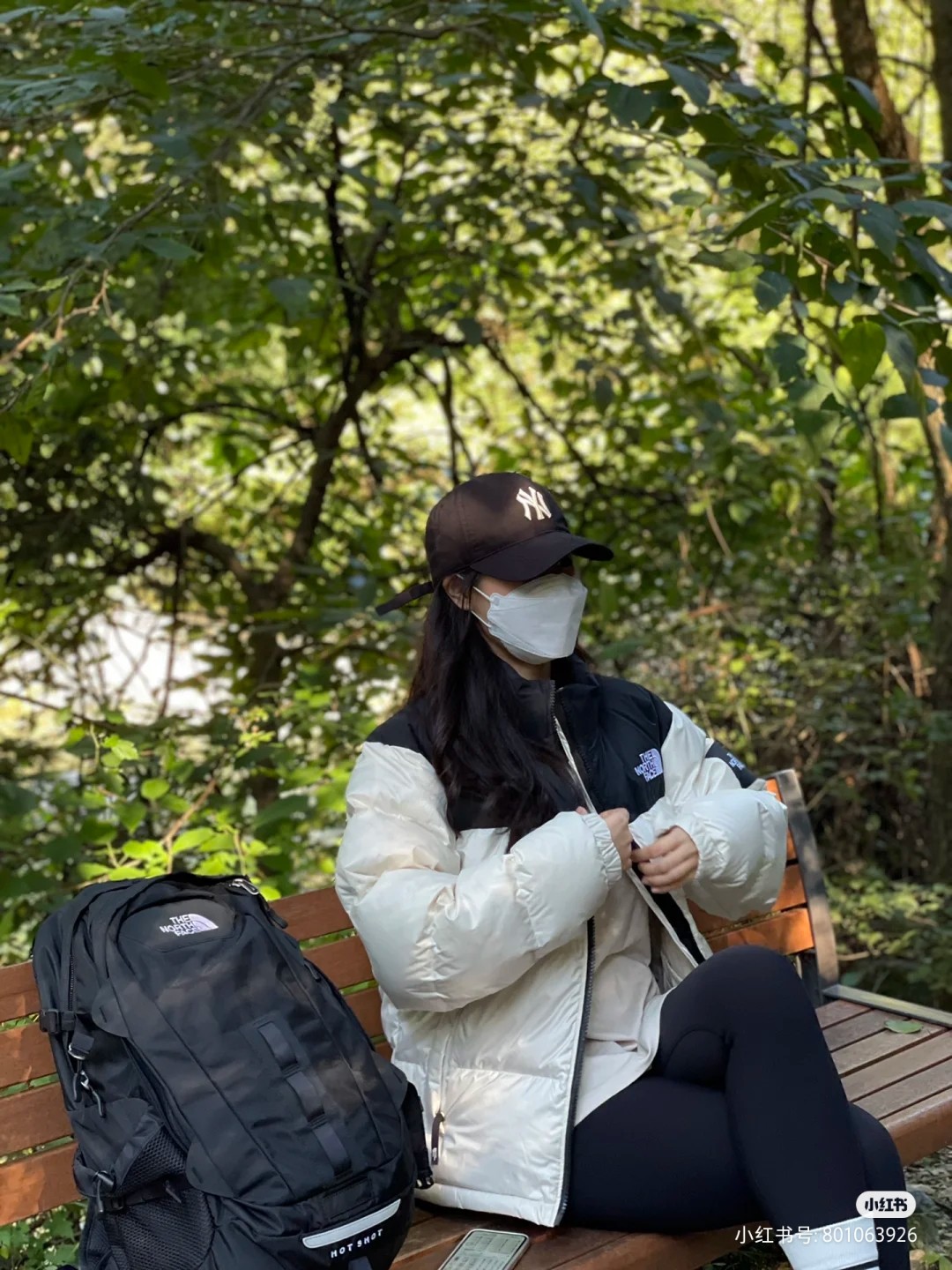 CX专供 独家纯原 【北面】TNF/北面Nuptse1996大格子/北面羽绒服 ❶刺绣采用进口田岛绣花 万针刺绣,采用进口7号针,日本女皇绣线,保证每字饱满工、立体感清晰. ❷填充国标90白鸭绒,保暖性能更出色,轻便不厚重,压缩后的蓬松度恢复性好! ❸原厂定制40D格子四级防水布料,内胆采用40T高密度胆布,防止跑绒,并保证手感及膨松度,内里采用尼龙nylon双重双层封禁设计,不会出现任何跑绒现象,内置抽拉绳扣的可调节下摆,可防风防寒! ❹拉链采用吉田YKK原厂定制,刻字清晰,质感完美顺滑. ❺辅料及扣子均采用原版一样铜芯弹簧【非市面铁芯弹簧】