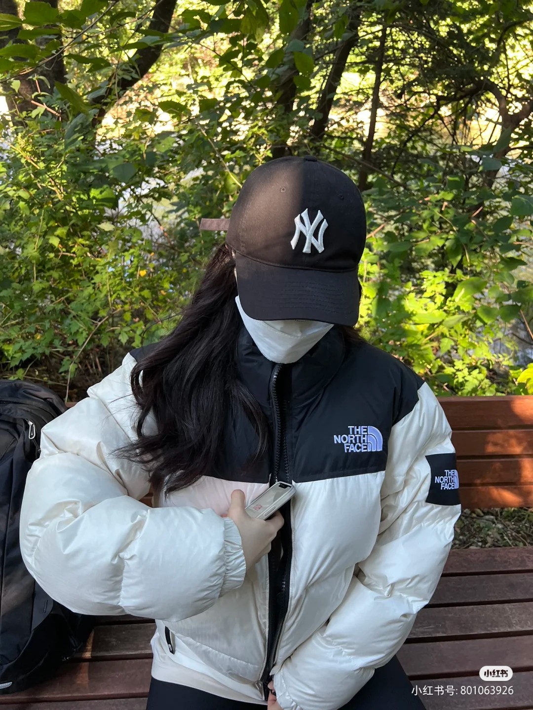 CX专供 独家纯原 【北面】TNF/北面Nuptse1996大格子/北面羽绒服 ❶刺绣采用进口田岛绣花 万针刺绣,采用进口7号针,日本女皇绣线,保证每字饱满工、立体感清晰. ❷填充国标90白鸭绒,保暖性能更出色,轻便不厚重,压缩后的蓬松度恢复性好! ❸原厂定制40D格子四级防水布料,内胆采用40T高密度胆布,防止跑绒,并保证手感及膨松度,内里采用尼龙nylon双重双层封禁设计,不会出现任何跑绒现象,内置抽拉绳扣的可调节下摆,可防风防寒! ❹拉链采用吉田YKK原厂定制,刻字清晰,质感完美顺滑. ❺辅料及扣子均采用原版一样铜芯弹簧【非市面铁芯弹簧】