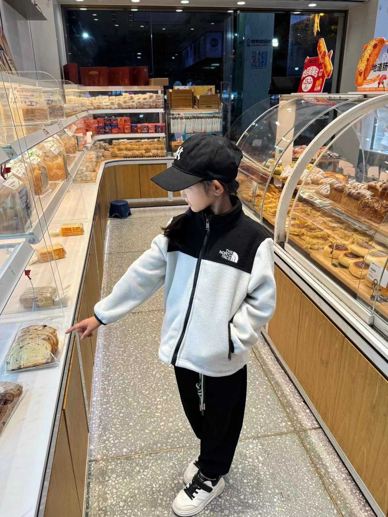 图片[2]-【掌柜推荐 The North Face/北面 抓绒内胆外套 The North Face\”的字面含义为山的最寒冷、最艰难一面。它也是The North Face\”的产品能够发挥功能的地方。 The North Face。一直致力支持去发现亲近自然。 面料+特点： ✅面料：95%聚酯抓绒 ✅拉链：YKK吉田ISO 9000品质顶级ZP拉链 ✅特性：为冬季户外提供保暖呵护，保暖性出色，穿着轻便不厚重。 工艺：可与1990.1986.冲锋衣合二为一，保暖性强，为冬季户外提供保暖呵护，保暖性出色，穿着轻便不厚重。 尺码：110-160-选品中心