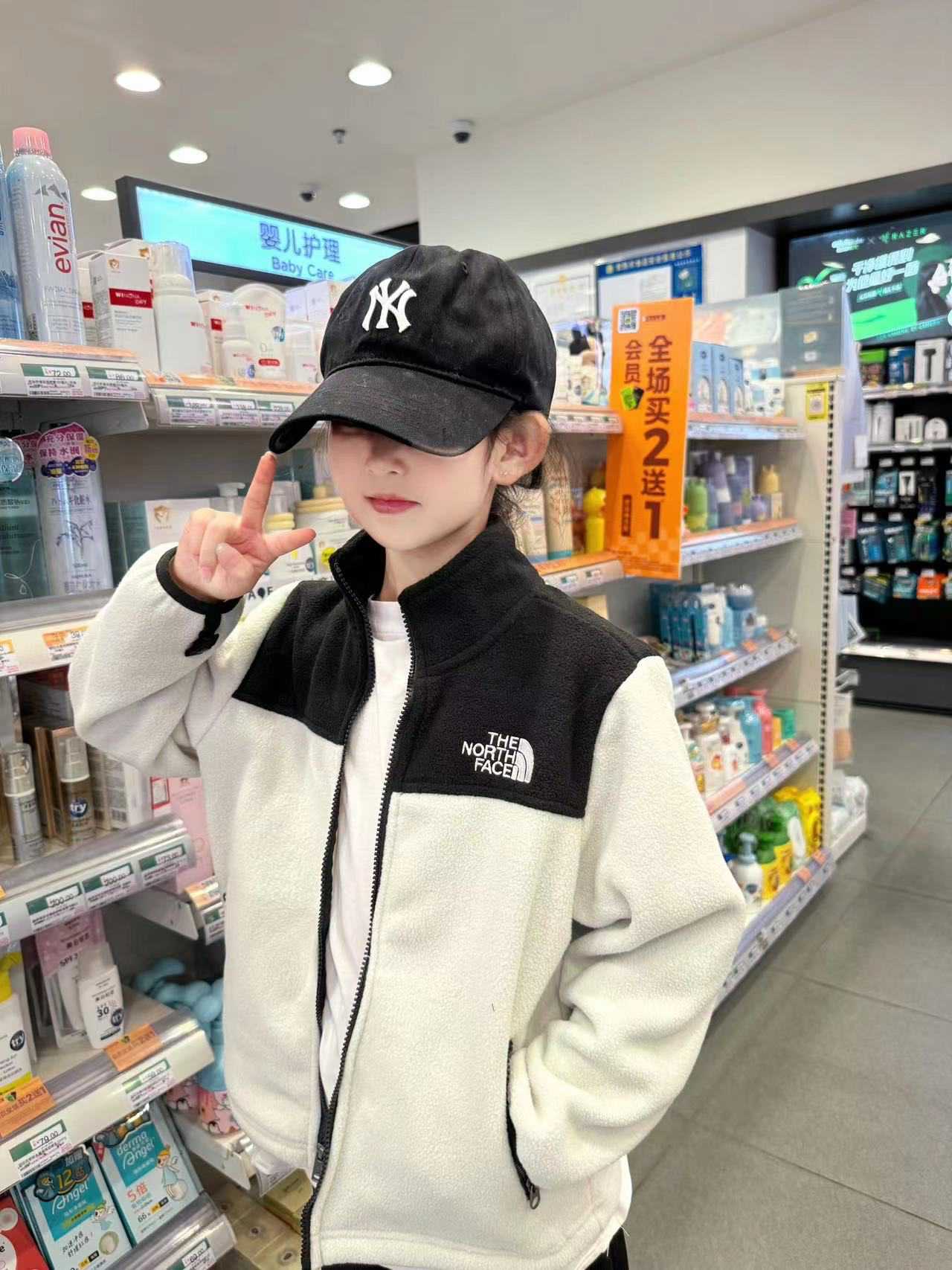 图片[5]-【掌柜推荐 The North Face/北面 抓绒内胆外套 The North Face\”的字面含义为山的最寒冷、最艰难一面。它也是The North Face\”的产品能够发挥功能的地方。 The North Face。一直致力支持去发现亲近自然。 面料+特点： ✅面料：95%聚酯抓绒 ✅拉链：YKK吉田ISO 9000品质顶级ZP拉链 ✅特性：为冬季户外提供保暖呵护，保暖性出色，穿着轻便不厚重。 工艺：可与1990.1986.冲锋衣合二为一，保暖性强，为冬季户外提供保暖呵护，保暖性出色，穿着轻便不厚重。 尺码：110-160-选品中心