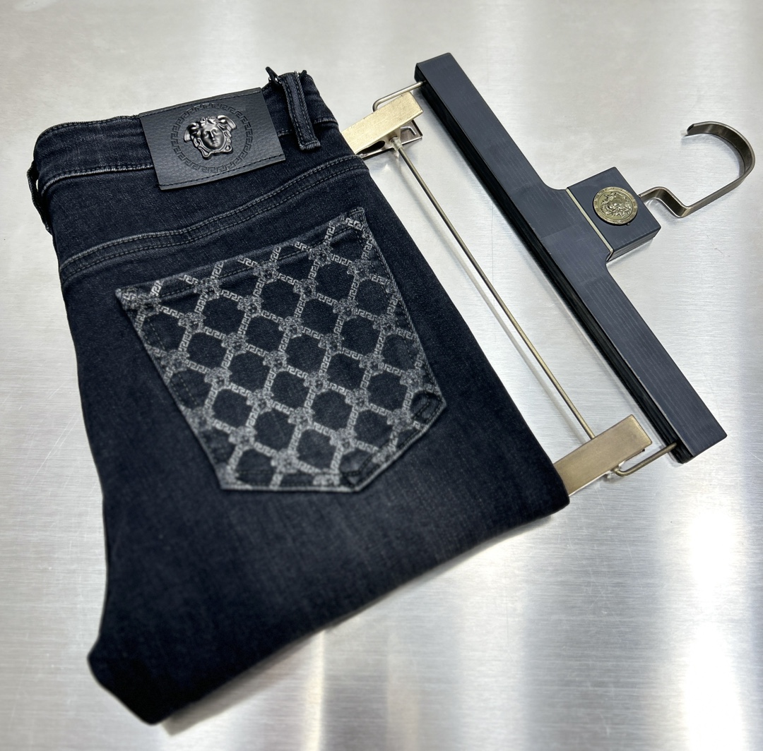 NO:122946,Vers* Versace SS24 autumn and winter new men's jeans, the fabric is elastic. Exclusively available. Official website synchronization, fashionable and elegant, using primary color yeast washing technology, selected imported heavy tannin denim fabric, equipped with counter hardware decoration, genuine leather brand, exquisite car line, worth owning. Number of 29-38, No 37K,,versace,versace,jeans,alexander wang19860909Vers*范思哲 ss24秋冬新款男士牛仔裤 面料弹性好.独家发售 官网同步 时尚优雅 采用原色酵母水洗工艺 精选进口重磅丹宁牛仔面料 配专柜五金装饰 真皮皮牌 精致车线 值得拥有.码数29-38 无37K,,versace,versace,jeans,alexander wang,Men's clothing