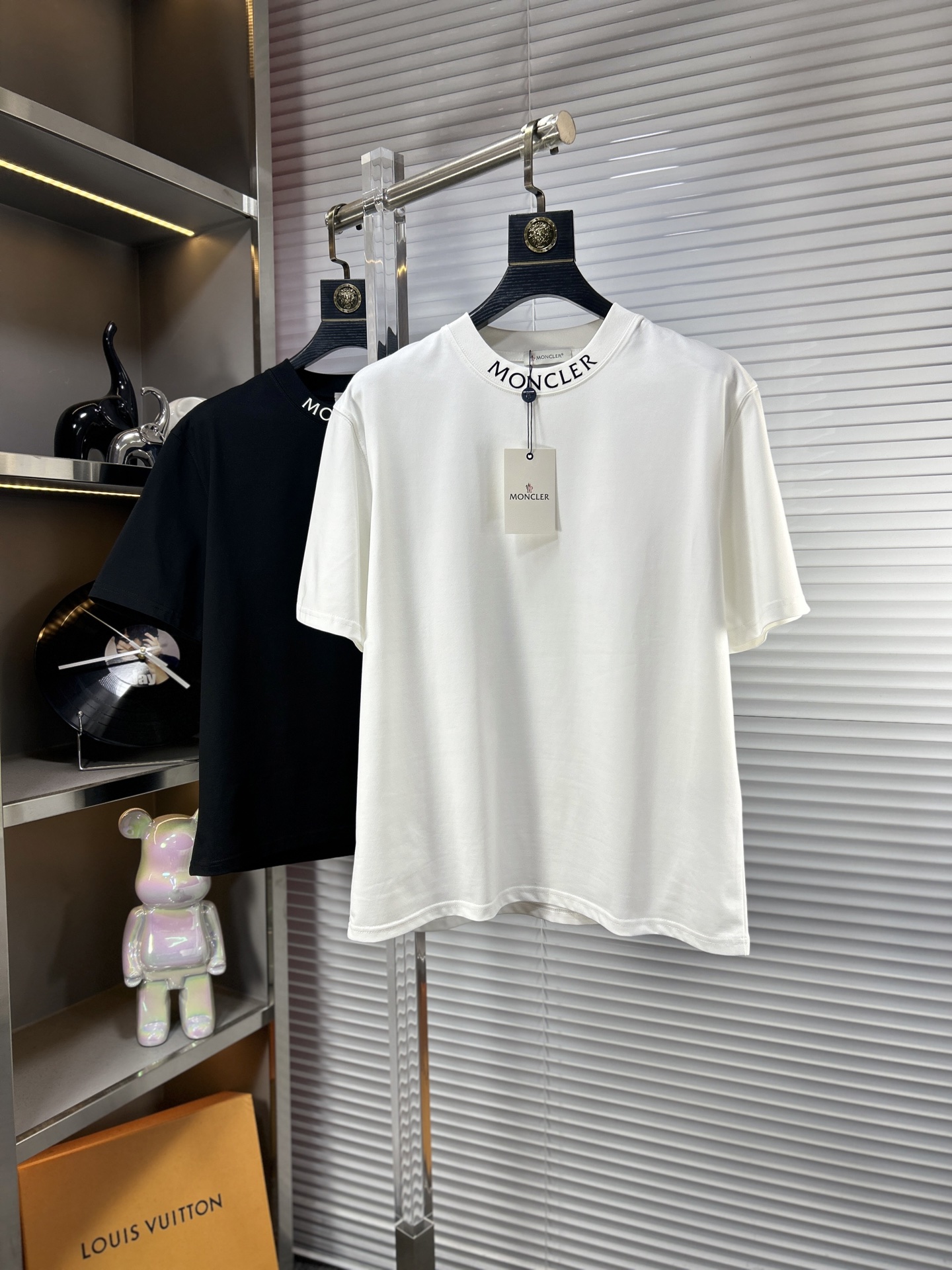 NO:420526,Monc* cover ss25 early spring new short-sleeved T-shirt, ice-trendy cotton series become softer the more it washes. Official w1-1 gram weight 260 high-version top-level pattern logo, handsome and fashionable, simple and versatile. Not only is it crisp, maintains the trendy silhouette, but also comfortable to wear, the yarn weaving is more delicate. Number M-XXXL, Moncler, T-shirt,tees, t-shirt,alexander wang19860909Monc*蒙口 ss25早春新款短袖T恤,冰潮棉系列越洗越柔软 官w1-1克重260 高版本 顶级图案logo,帅气时尚,简约百搭款.不仅挺括,保持潮流的廓形,又穿着舒适,纱织更细腻 码数M-XXXL,,Moncler,T-shirt,tees，t-shirt,alexander wang,Men's clothing