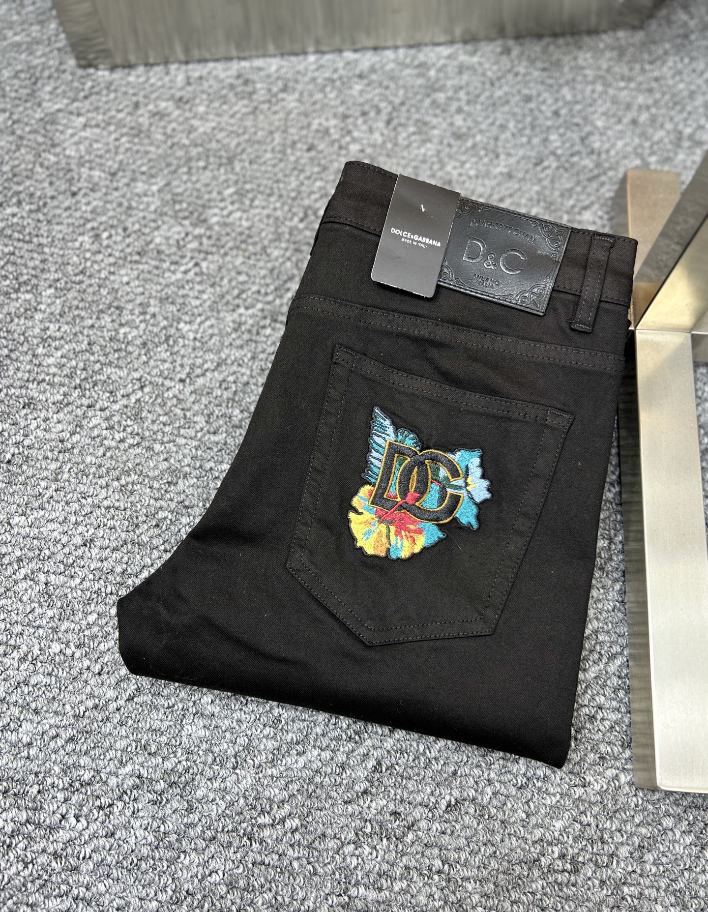 NO:442316,DG*Dougabana ss25 early spring new men's jeans, the fabric is elastic. Exclusively available. Official website synchronized, fashionable and elegant, using primary color yeast washing technology, selected imported heavy tannin denim fabric, equipped with counter hardware decoration, genuine leather leather brand, exquisite car line, worth owning. Number of 29-38, No 37m, Dolce&Gabbana, jeans, alexander wang19860909DG*杜嘉班纳 ss25早春新款男士牛仔裤 面料弹性好.独家发售 官网同步 时尚优雅 采用原色酵母水洗工艺 精选进口重磅丹宁牛仔面料 配专柜五金装饰 真皮皮牌 精致车线 值得拥有.码数29-38 无37m,,Dolce&Gabbana,jeans,alexander wang,Men's clothing