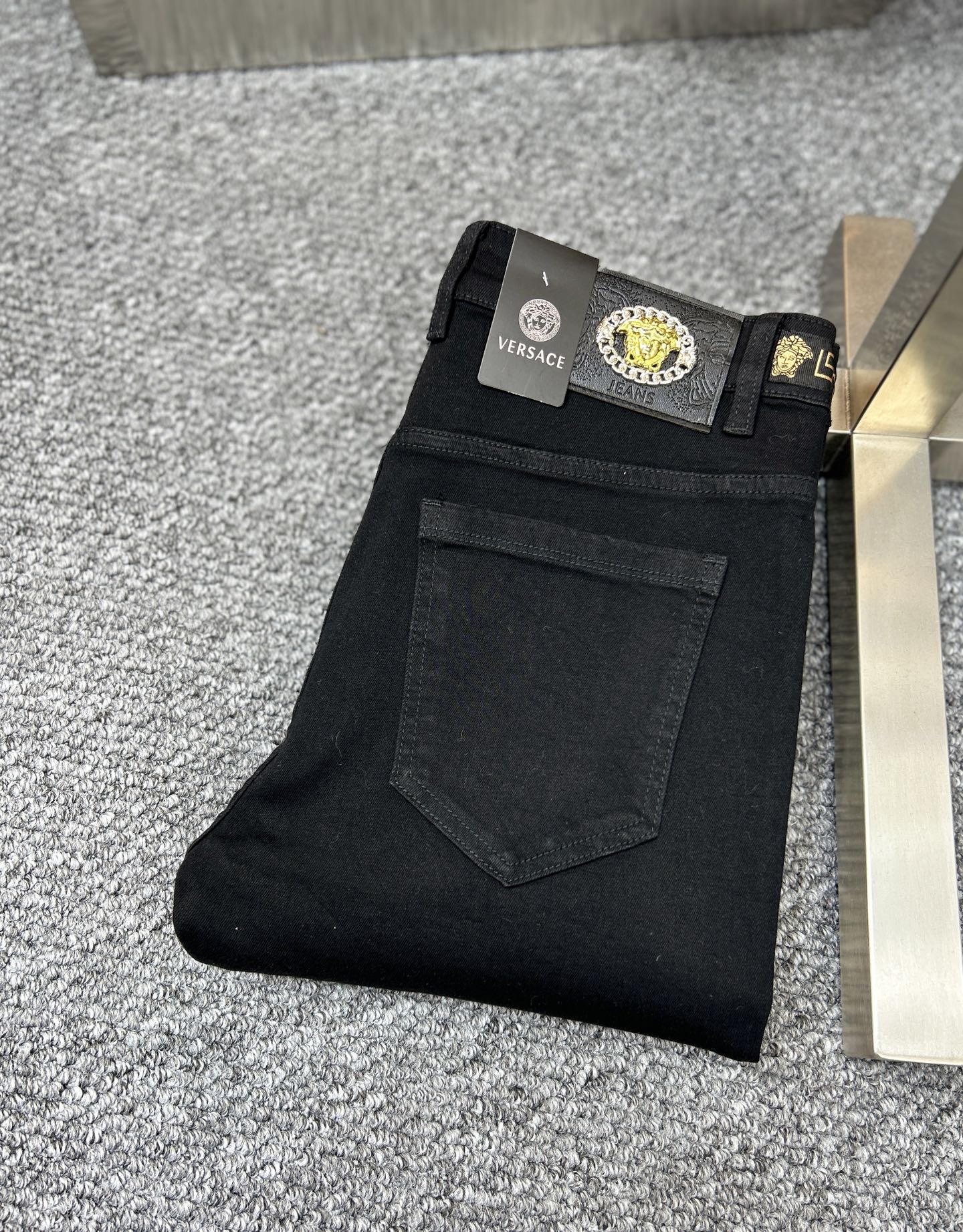 NO:442333,Vers* Versace SS25 early spring new men's jeans, the fabric is elastic. Exclusively available. Official website synchronization, fashionable and elegant, using primary color yeast washing technology, selected imported heavy tannin denim fabric, equipped with counter hardware decoration, genuine leather brand, exquisite car line, worth owning. Number of 29-38, no 37m,,versace,versace,jeans,alexander wang19860909Vers*范思哲 ss25早春新款男士牛仔裤 面料弹性好.独家发售 官网同步 时尚优雅 采用原色酵母水洗工艺 精选进口重磅丹宁牛仔面料 配专柜五金装饰 真皮皮牌 精致车线 值得拥有.码数29-38 无37m,,versace,versace,jeans,alexander wang,Men's clothing