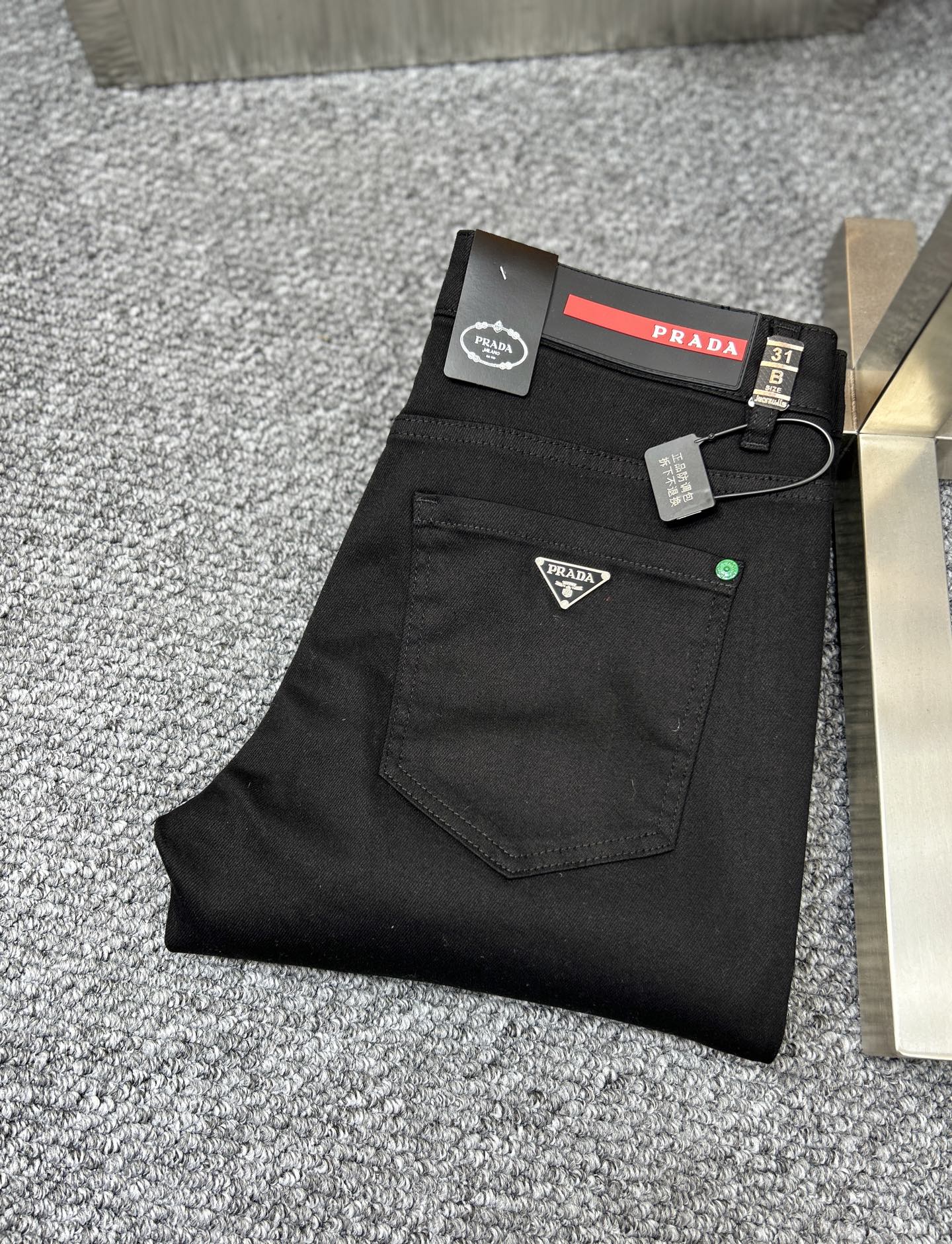 NO:442324,Prad* Prad ss25 early spring new men's jeans, the fabric is elastic. Exclusively available. Official website synchronization, fashionable and elegant, using primary color yeast washing technology, selected imported heavy tannin denim fabric, equipped with counter hardware decoration, genuine leather brand, exquisite car line, worth owning. Number of 29-38, no 37m,,prada,prada,jeans,alexander wang19860909Prad*普拉达 ss25早春新款男士牛仔裤 面料弹性好.独家发售 官网同步 时尚优雅 采用原色酵母水洗工艺 精选进口重磅丹宁牛仔面料 配专柜五金装饰 真皮皮牌 精致车线 值得拥有.码数29-38 无37m,,prada,prada,jeans,alexander wang,Men's clothing