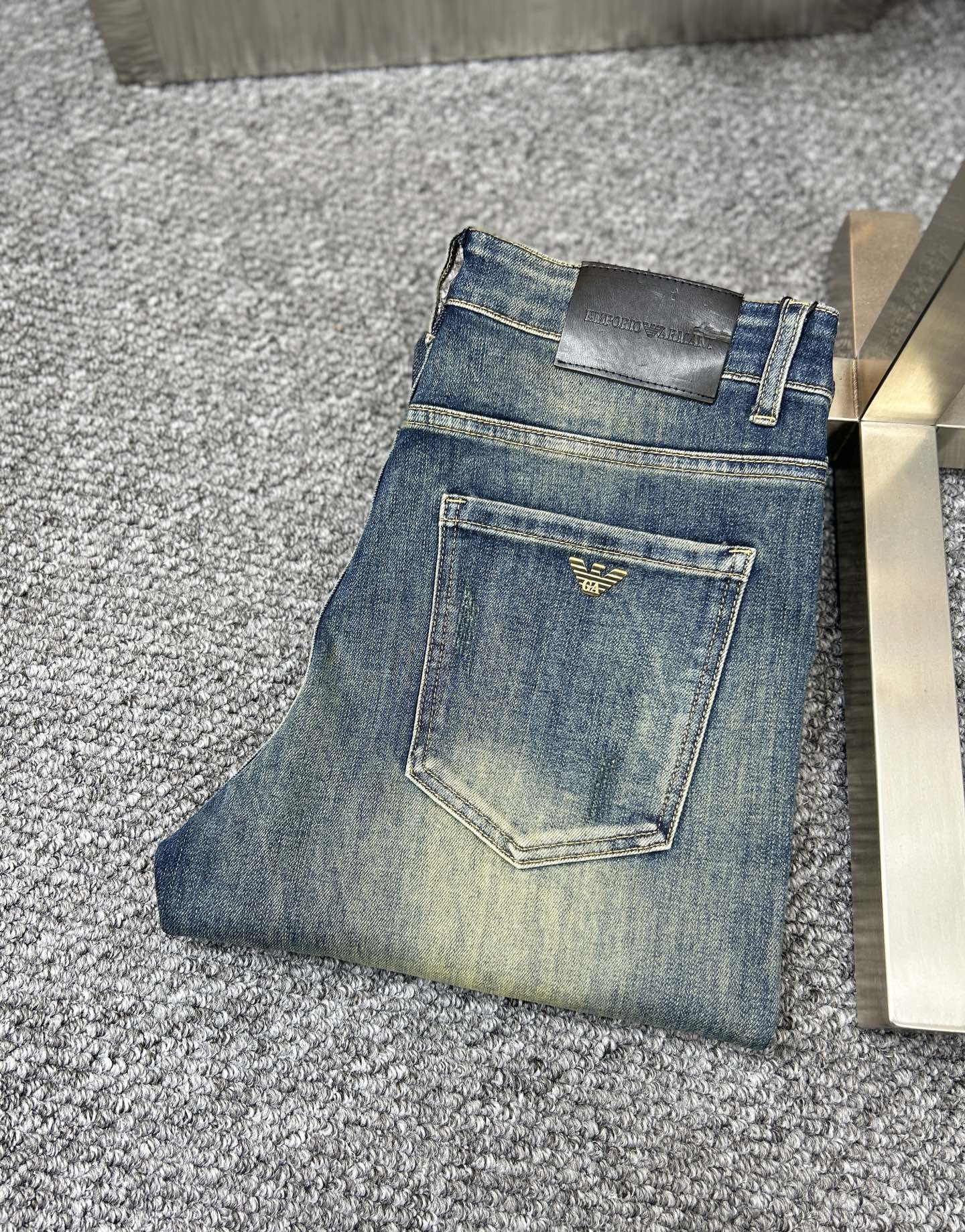 NO:442310,Prad* Prad ss25 early spring new men's jeans, the fabric is elastic. Exclusively available. Official website synchronization, fashionable and elegant, using primary color yeast washing technology, selected imported heavy tannin denim fabric, equipped with counter hardware decoration, genuine leather brand, exquisite car line, worth owning. Number of 29-38, no 37m,,prada,prada,jeans,alexander wang19860909Prad*普拉达 ss25早春新款男士牛仔裤 面料弹性好.独家发售 官网同步 时尚优雅 采用原色酵母水洗工艺 精选进口重磅丹宁牛仔面料 配专柜五金装饰 真皮皮牌 精致车线 值得拥有.码数29-38 无37m,,prada,prada,jeans,alexander wang,Men's clothing