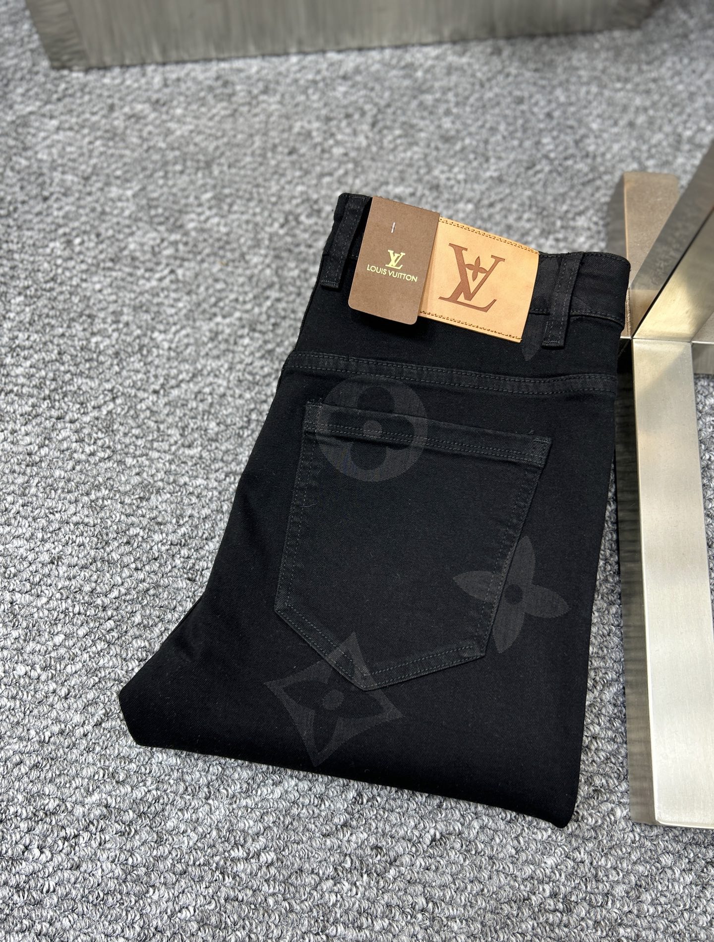 NO:442304,LV* Louis ss25 early spring new men's jeans, the fabric is elastic. Exclusively available. Official website synchronization, fashionable and elegant, using primary color yeast washing technology, selected imported heavy tannin denim fabric, equipped with counter hardware decoration, genuine leather brand, exquisite car line, worth owning. Number of 29-38, no 37m,,louis vuitton,louis vuitton,jeans,alexander wang19860909LV*路易 ss25早春新款男士牛仔裤 面料弹性好.独家发售 官网同步 时尚优雅 采用原色酵母水洗工艺 精选进口重磅丹宁牛仔面料 配专柜五金装饰 真皮皮牌 精致车线 值得拥有.码数29-38 无37m,,louis vuitton,louis vuitton,jeans,alexander wang,Men's clothing