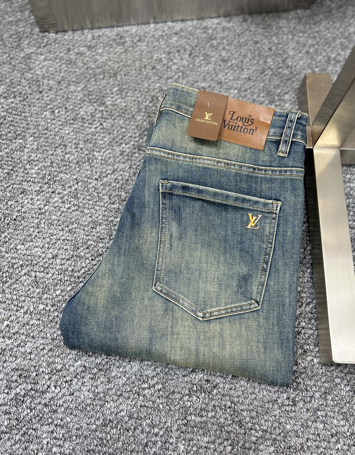 NO:442319,LV* Louis ss25 early spring new men's jeans, the fabric is elastic. Exclusively available. Official website synchronization, fashionable and elegant, using primary color yeast washing technology, selected imported heavy tannin denim fabric, equipped with counter hardware decoration, genuine leather brand, exquisite car line, worth owning. Number of 29-38, no 37m,,louis vuitton,louis vuitton,jeans,alexander wang19860909LV*路易 ss25早春新款男士牛仔裤 面料弹性好.独家发售 官网同步 时尚优雅 采用原色酵母水洗工艺 精选进口重磅丹宁牛仔面料 配专柜五金装饰 真皮皮牌 精致车线 值得拥有.码数29-38 无37m,,louis vuitton,louis vuitton,jeans,alexander wang,Men's clothing