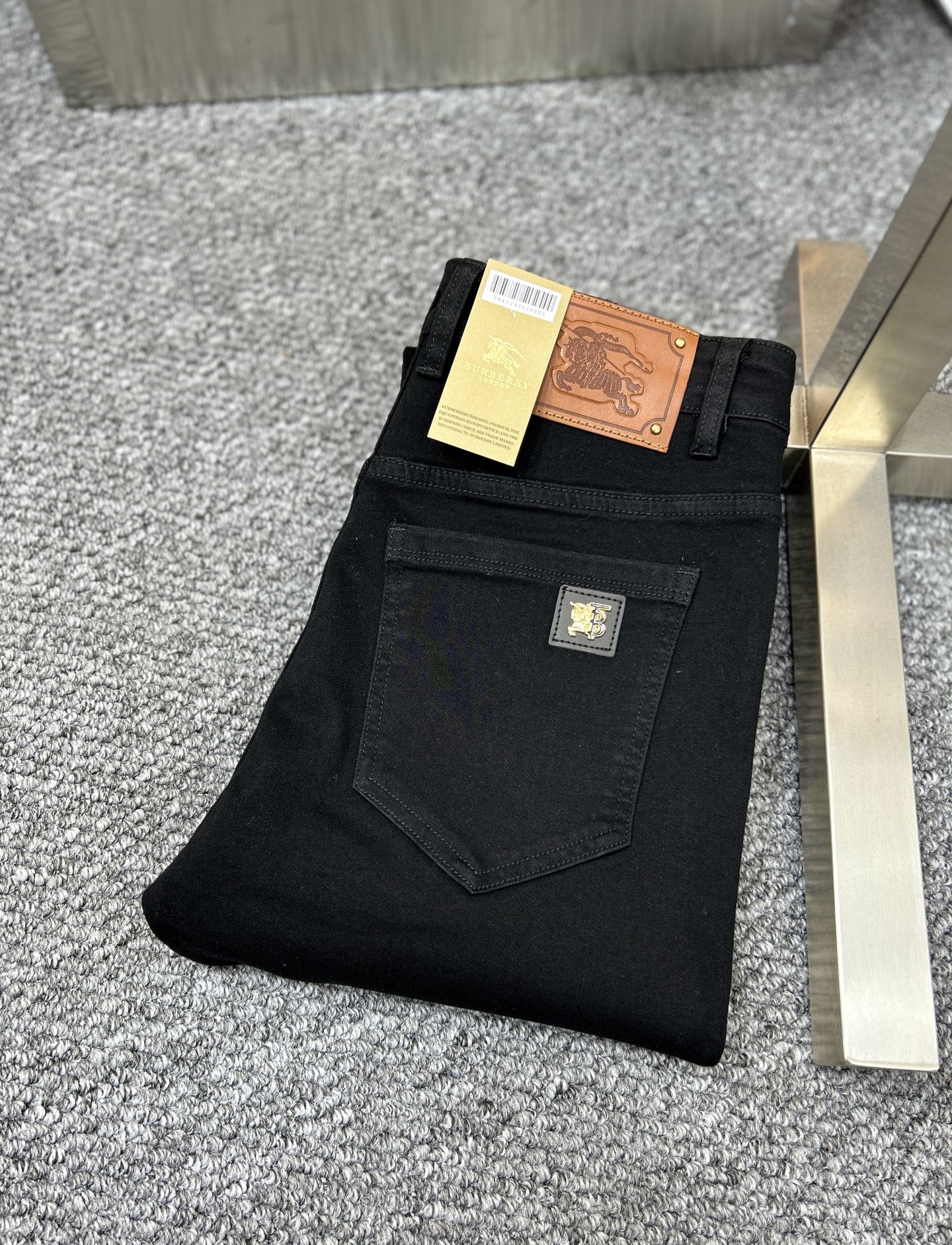 NO:444348,BBR* Burberry SS25 Early Spring New Men's Jeans Fabric is elastic. Exclusively available. Official website synchronization. Fashionable and elegant. Use primary color yeast washing technology. Selected imported heavy tannin denim fabrics. With counter hardware decoration. Genuine leather brand. Exquisite car line. Worth owning. Number of 29-38. No 37m., burberry, jeans, alexander wang.19860909BBR*巴宝莉 ss25早春新款男士牛仔裤 面料弹性好.独家发售 官网同步 时尚优雅 采用原色酵母水洗工艺 精选进口重磅丹宁牛仔面料 配专柜五金装饰 真皮皮牌 精致车线 值得拥有.码数29-38 无37m,,burberry,jeans,alexander wang,Men's clothing