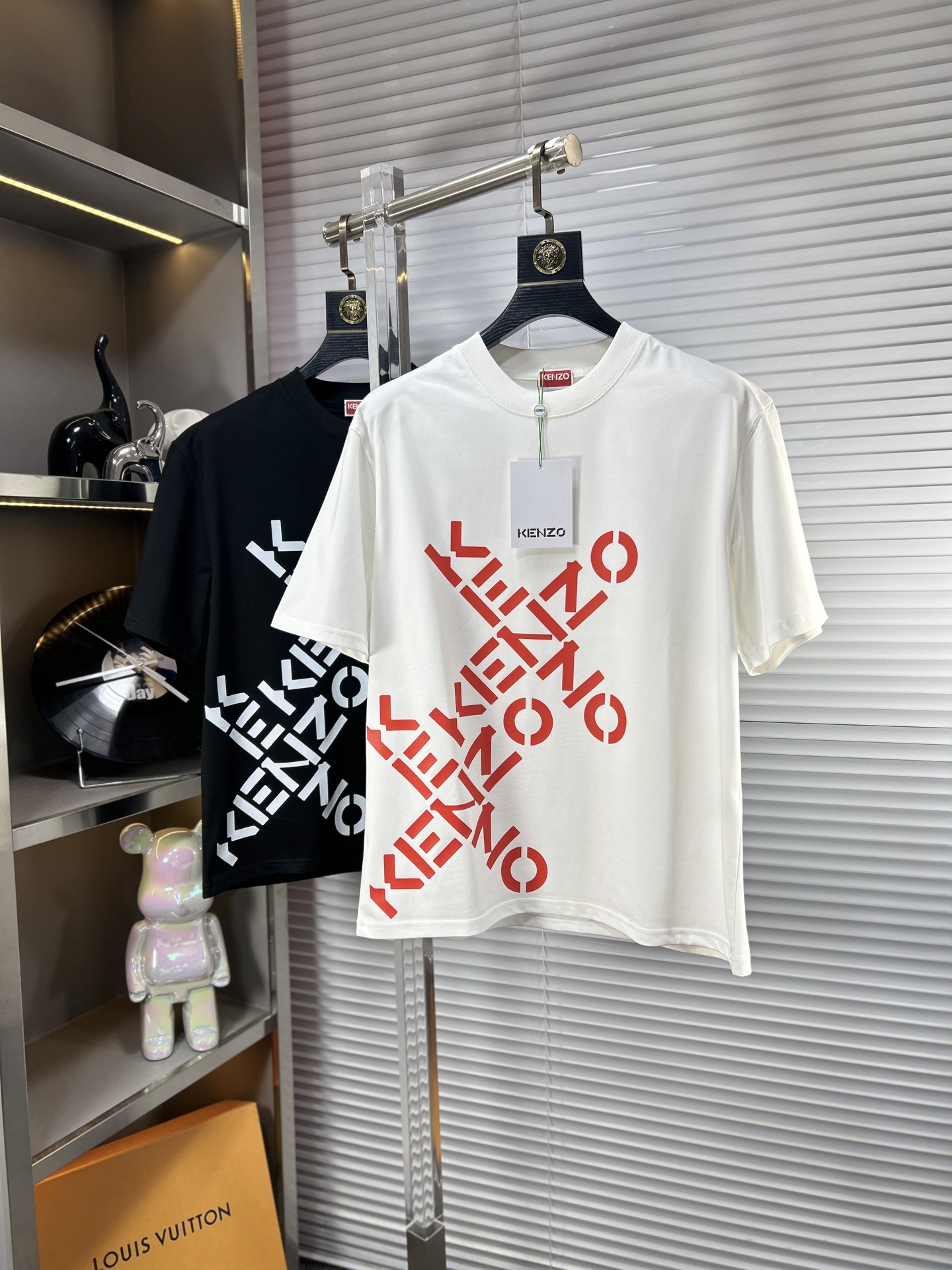 NO:420543,Kenz* Kenzo SS25 early spring new short-sleeved T-shirt, ice-trendy cotton series become softer the more it washes. Official w1-1 gram weight 260 high-version top-level pattern logo, handsome and fashionable, simple and versatile. Not only is it crisp, maintains the trendy silhouette, but also comfortable to wear, the yarn is more delicate. Number M-XXXL, T-shirt,tees, t-shirt,alexander wang19860909Kenz*肯佐 ss25早春新款短袖T恤,冰潮棉系列越洗越柔软 官w1-1克重260 高版本 顶级图案logo,帅气时尚,简约百搭款.不仅挺括,保持潮流的廓形,又穿着舒适,纱织更细腻 码数M-XXXL,,T-shirt,tees，t-shirt,alexander wang,Men's clothing