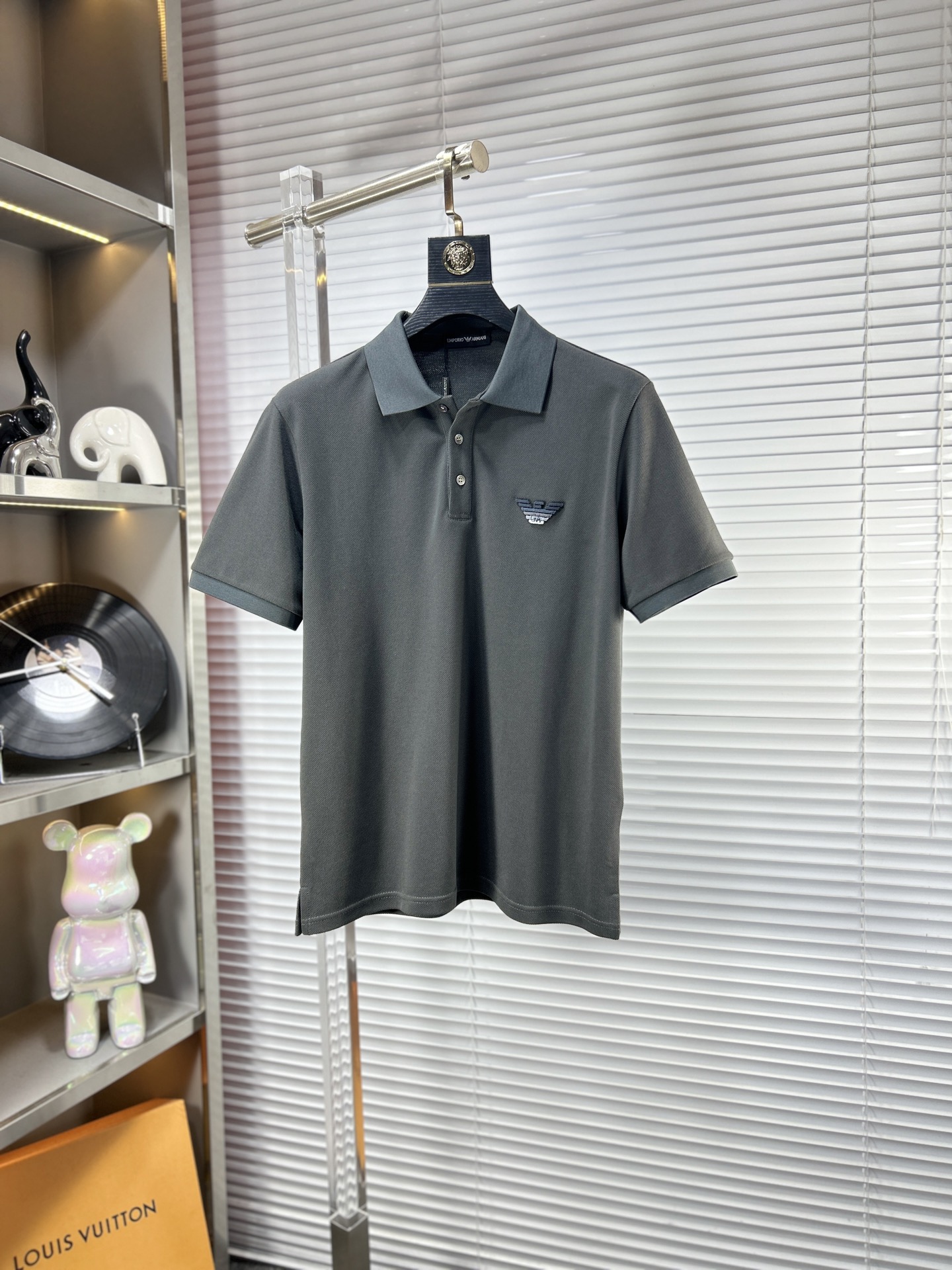 NO:134900,Arc* Armani ss25 early spring new lapel POLO shirt, high-quality bead floor cotton material, elegant and luxurious brand style, 260 grams, customer-supplied imported fabric, the shirt made is also smooth and crisp, and it is also anti-wrinkle and pilling, and it is extremely comfortable to wear close to the body. Count M-XXXL,,armani,shirts,alexander wang19860909Arc*阿玛尼 ss25早春新款翻领POLO衫 高品质珠地棉材质 雍容华贵的品牌风格,260克重 客供进口面料 做出来的衬衫也是版型垂顺挺括,并且还抗皱抗起球,贴身穿着也是极为舒适 码数M-XXXL,,armani,shirts,alexander wang,Men's clothing